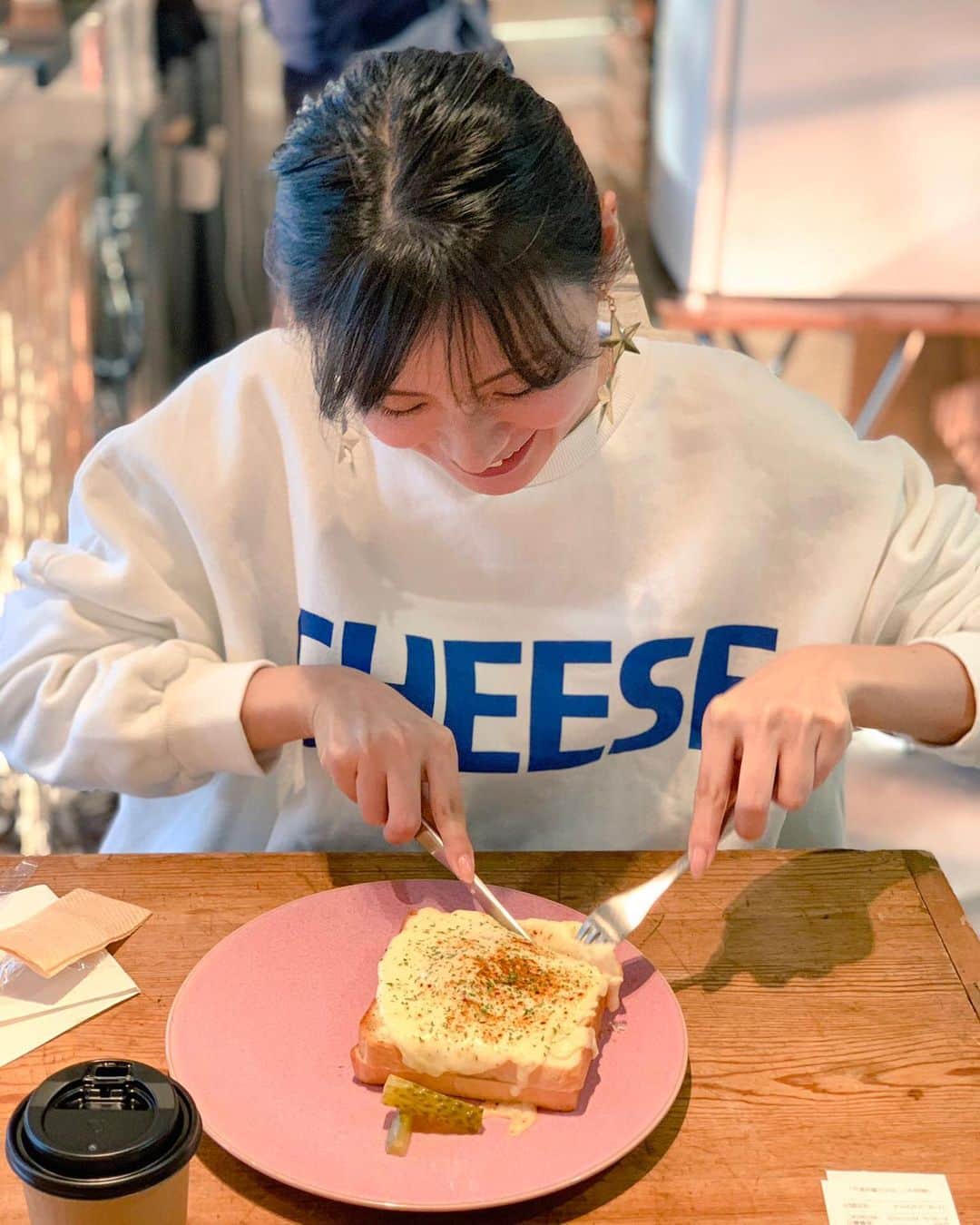 朝見心のインスタグラム：「(∵) CHEESEの服着てCHEESE切る人」