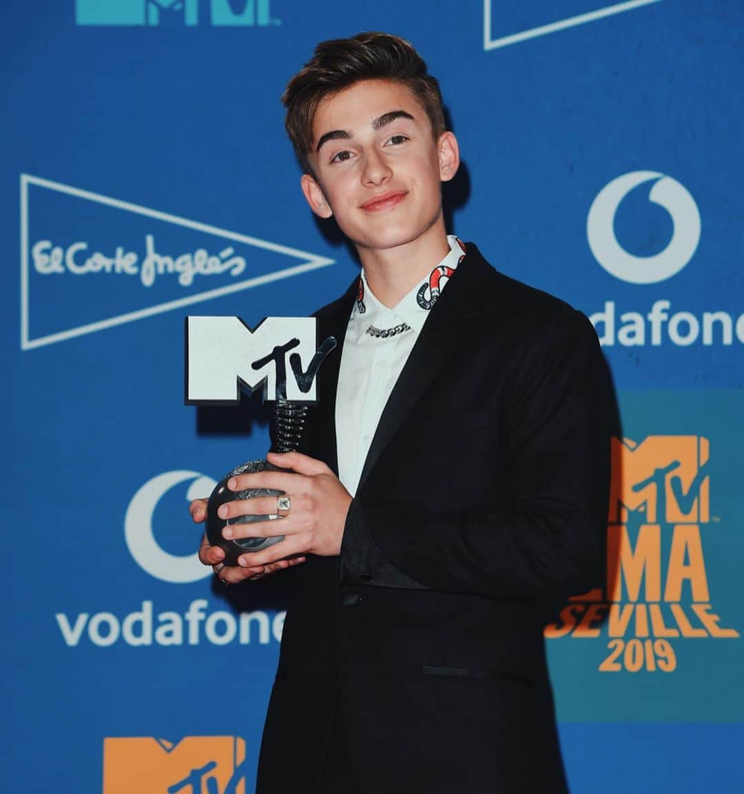 ジョニー・オーランドのインスタグラム：「no words could describe how amazing this weekend was. thank you a million times to every single one of you that voted your hearts out, this is your award!! without you i would never have any of these opportunities, so thank you for letting me live my dreams. huge thank you to @mtvcanada, @mtvema & @mtv for the amazing weekend, and for giving a little toronto guy a chance. I’ll remember this weekend forever❤️ #MTVEMA #BestCandianAct」