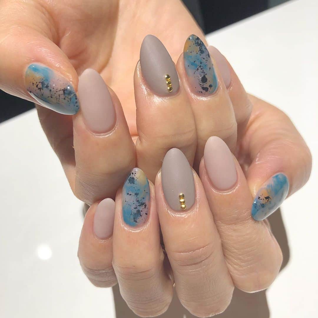 RUBY&ONYX by Kanako Miuraのインスタグラム：「アーティスティックな秋冬カラー🍂 ・ ・ ・ 11/05 12:00〜.17:00〜.18:00〜 11/06 14:30〜.16:00〜.18:00〜(同時施術可能) 11/07 12:00〜.14:30〜.17:00〜.18:00〜  ご案内可能です🥰  そのほかのお時間もお問い合わせください💫  お子様もお隣に座れるルームや個室もございます💡 ・ ・ 🌿月額制もやってます🌿 ○プレミアム会員(ハンド&フット)¥29,800(税抜)・ ○ハンドレギュラー会員¥14,800(税抜)・ ○フットレギュラー会員¥14,800(税抜)・ ・ それぞれ全てのメニューが月に何度でもご利用頂けます。  ご予約、お問い合わせはDMまたは 0354595882 LINE ID：@ rubynail までお気軽にどうぞ💫  #daikanyama#nailsalon#nail#gelnail#rubyandonyx#handnail#mode#cool#studs#menscare#ART#autumnnails#メンズネイル#メンズケア#定額制ネイル#通い放題#ジェルネイル#ネイル#ノーサンディング#ショートネイル#代官山ネイルサロン#トレンドネイル#秋ネイル」