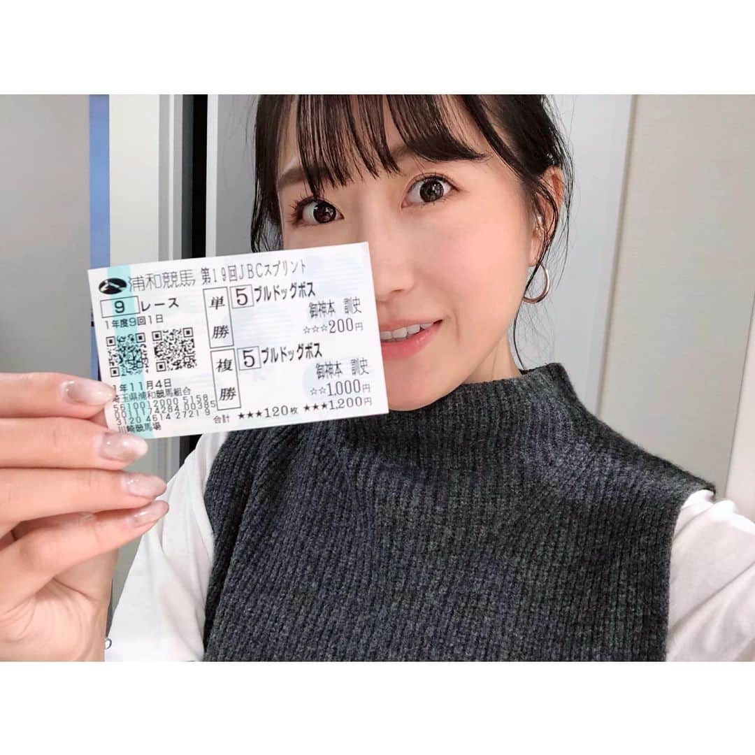 のインスタグラム：「楽天競馬Presents JBC浦和特番✨✨ 川崎競馬場から公開生放送でお送りしました。 なんと6万人近くの方にご視聴いただきました！ ご覧下さった皆様、お越し下さった皆様、 ありがとうございました。 ⁑ 戸崎騎手の怪我が心配ですね…。 ⁑ ⁑ #JBC浦和 #JBCスプリント #本命#ブルドッグボス #単複的中 #単勝70倍 #会心の的中 #浦和#JBC #浦和競馬場 #川崎競馬場 #地方競馬　 #楽天競馬 #まりなる#津田麻莉奈」
