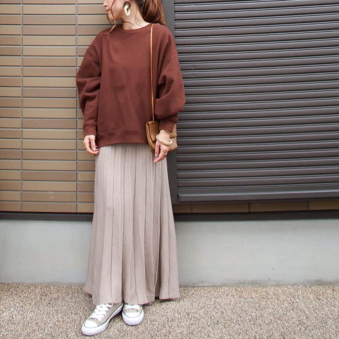 miho.a.nicoさんのインスタグラム写真 - (miho.a.nicoInstagram)「コーデの記録😊 ・ ちょこちょこ登場してるスカートは @blatewebstore さんのニットプリーツスカート🧶 pop upで一目惚れしたスカート😍 丈が長めで高身長さんにおススメ✨ ・ ・ skirt#blate @blatewebstore @blate.eriko ・ ・ tops# @freaksstore_official  shoes#converse @converse_jp  pierce# @canlly7  bracelet# @chabi222 ・ ・ ・ #pr#cordinate#outfit#instafashion #プチプラコーデ#コーデ#コーディネート#今日のコーデ #ファッション#オトナカジュアル #ootd#秋のコーデ#秋コーデ」11月5日 0時03分 - miho.a.nico