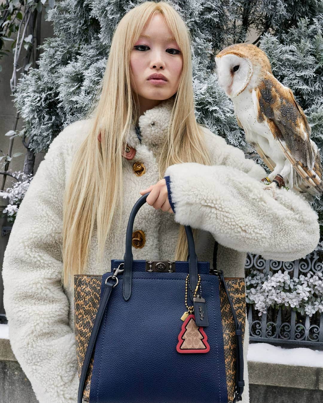 フェルナンダ・リーのインスタグラム：「Darwin the barn owl (and me) for @Coach Holiday 🦉  #WonderForAll 🌟 #CoachNY」