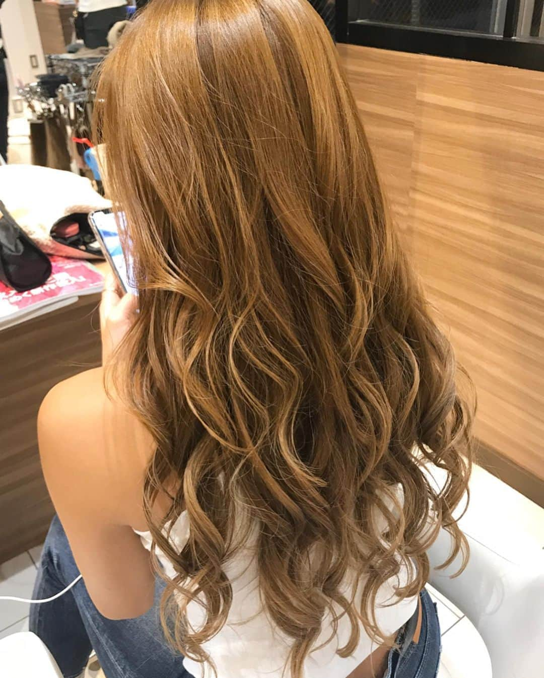 カレンさんのインスタグラム写真 - (カレンInstagram)「💗ヘアメンテ💗 いつもの美容室Rollen💈にて Hairメンテナンスしてもらったョ🧖🏼‍♀️💕 最強トリートメントと、リタッチカラー🌼 毛量が欲しいので、絶妙に明るく見えるように シールエクステも15本くらい🥰✨ ケンさん @ken11rollen  いつもありがとうございます💇🏼‍♀️🌈 美容室 Rollen ☎️03-6805-1536 💈渋谷区神宮前4-25-1 RISAビルF2 #hair #hairstyle #haircolor #hairsalon #beauty #salon #Rollen #harajuku #Japanesegirl #me #smile #makeup #美容室 #ローレン #カラー #原宿」11月5日 0時16分 - cjd_karen