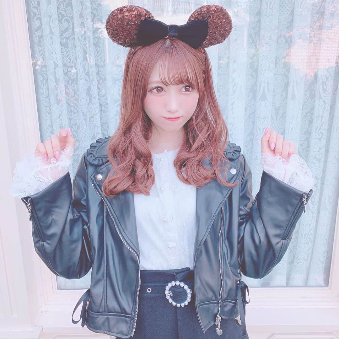 田口未彩のインスタグラム：「🎀 . . 最近みぃがめちゃ着てる お気に入りのライダース❤︎ ( @honey_cinnamon_jp ) . 中のブラウスとパンツは ( @swankiss_official ) . . 最近は黒白ピンクの お洋服が多いの〜☺️❤︎ . . #ディズニー #ディズニーランド #新作カチューシャ #tdl #tds #ディズニーシー  #ディズニーカチューシャ #ライダース女子 #ライダースコーデ #秋服 #秋コーデ #黒コーデ #秋カラー #秋メイク #ハニーシナモン #スワンキス」