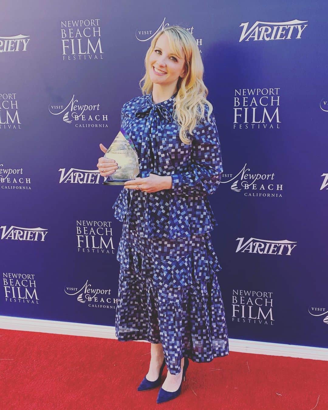 メリッサ・ラウシュのインスタグラム：「About last night....well, yesterday early afternoon actually. Thank you @newportbeachfilmfest and @variety for a lovely day. So honored to be one of your “Artists of Distinction” even though I can’t seem to properly hold an award like a normal human and I’m weirdly clutching it as if it is a genie lamp that an evil villain is trying to steal from me. Also big thanks to this wonderful crew: Hair: @dereksyuen  Makeup: @tifaniewhite  Styling: @cristinaehrlich @kevinmichaelericson  Dress: @warm_ny  Shoes: @schutzoficial  Hand placement: My natural awkwardness」