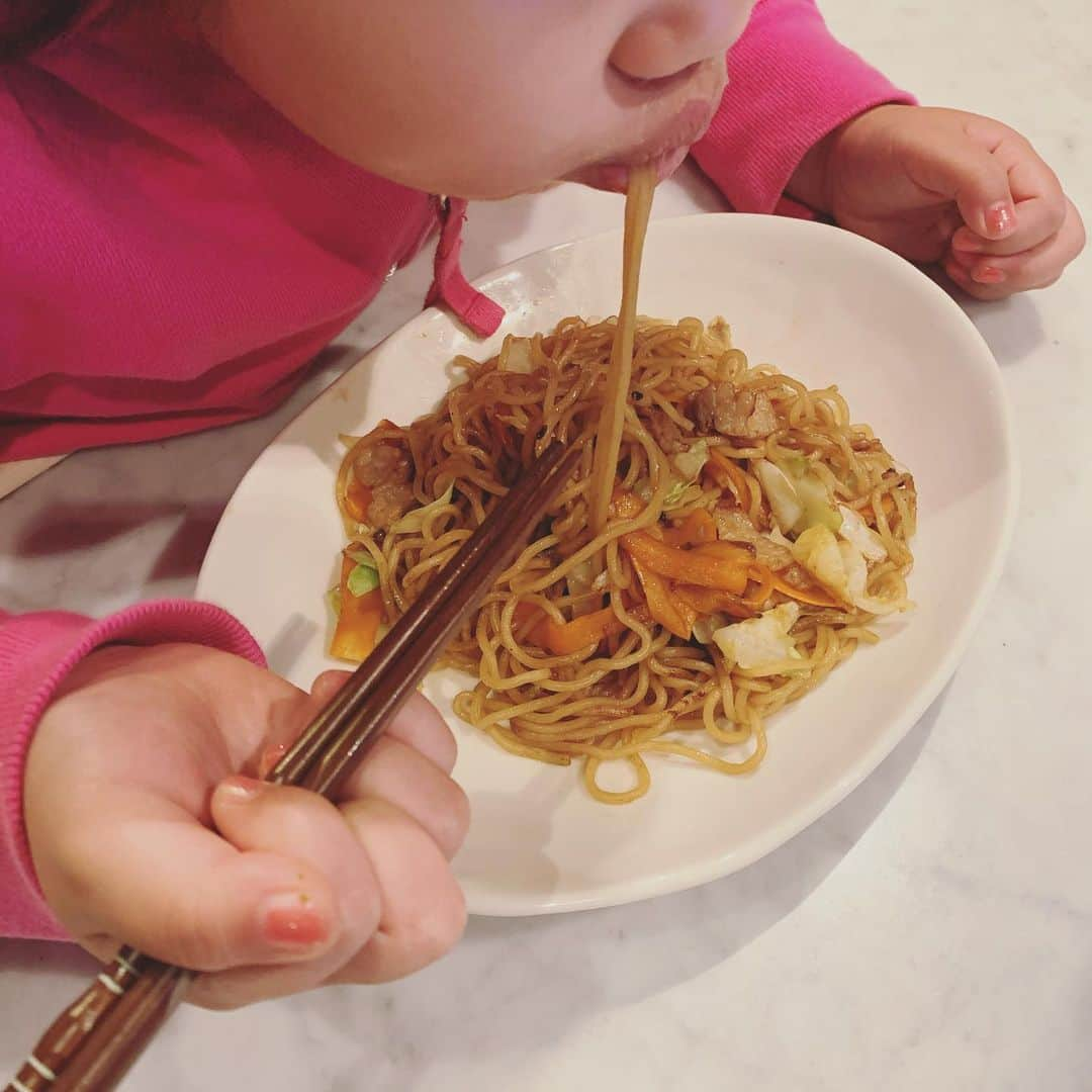 井上和香さんのインスタグラム写真 - (井上和香Instagram)「. お昼寝しなかった今日は、夜ごはん食べずに寝ちゃった娘さん。 このまま朝まで寝るかなと思ったら、まさかの午前0時に起床。。。💦 お腹すいたと焼きそばのリクエスト😥  もの凄い勢いで食べてる娘の目はキラキラ✨ お母さんはもう眠いですよー。 さて、これからどうしましょう😱😱😱😱😱😱😱😱 . #元気な娘 #眠い母 #ご飯の後にデザートのお菓子を食べたいと言い出した #寝不足確定だな #お願いだからもう一度寝ておくれ」11月5日 0時27分 - inoue_waka