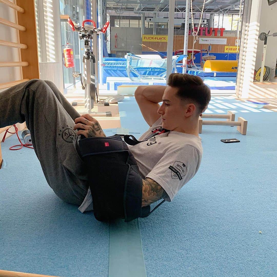 マゼル・ニューエンのインスタグラム：「Have a good start into the new week! ✌🏼 I'll be here working hard to get back to the gym asap! 🔥💪🏼 #injury #comeback #gymnastics #gym #workhard #themarcelnguyen」