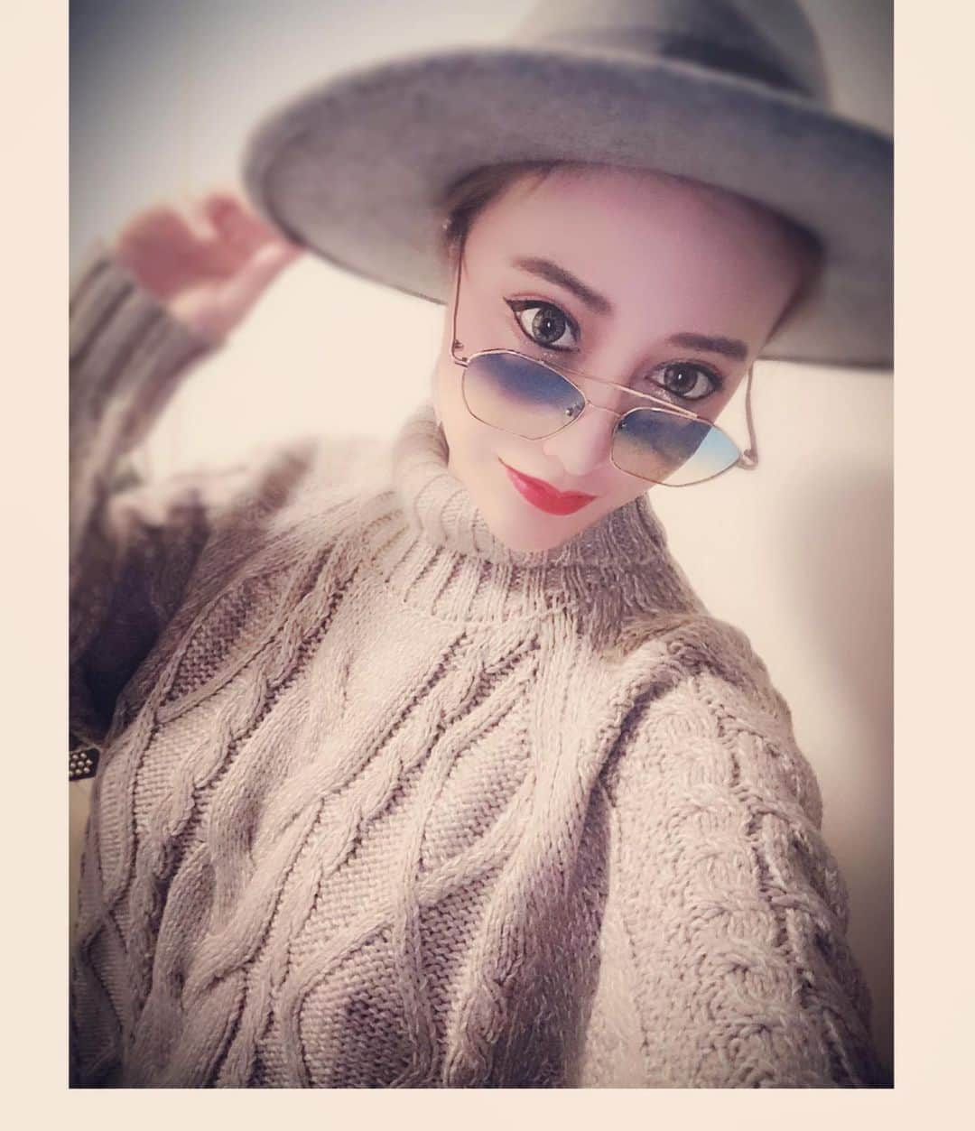 リアラさんのインスタグラム写真 - (リアラInstagram)「fashion ニットトップス @duras_official  ハット @gydajp  カラコン @m.a.c.beautyful_eye_  spisy gray  All gray code. #fashion#新作#aw#ニット#今年初ニット#秋#ハット#カラコン#gray」11月5日 0時31分 - riaranyan