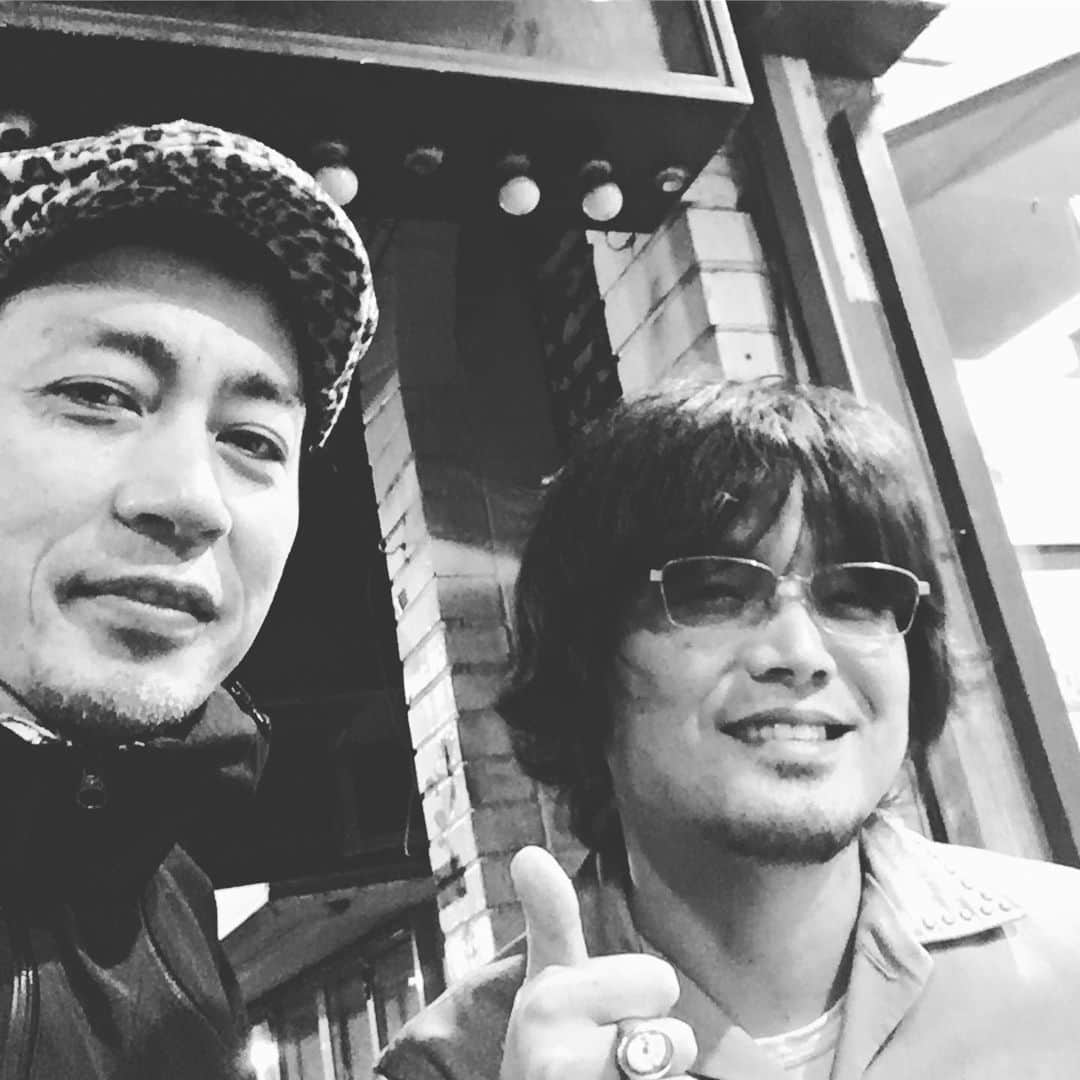 オクイシュージさんのインスタグラム写真 - (オクイシュージInstagram)「2017年10月30日。 三軒茶屋。 さわおくんにピロウズ30周年アニバーサリー映画の監督を頼まれた直後の写真再掲。 「30周年前までに公開したい」 映画の製作期間としては与えられた時間はとても短く、低予算であることも踏まえ、 限られた枠の中で、 どう舵を切れば30周年を祝うに相応しい作品を描けるのか。 ここから悩みの連続だったなあ。 こんな特殊な映画に挑んだ演劇人、歴史上にもいないだろうて。 公開して間もなく2カ月。 まだまだやってる現実に素直に喜んでます。 そして 11月9日11：30の回 立川シネマシティにさわおくんと登壇してトークすることが決まったんで。 例の極音上映！！ 詳しくは公式ホームページで。 来てね。 #王様になれ#thepillows#30周年#岡山天音#岡田義徳#後東ようこ#GLAY#TERU#JIRO#ストレイテナー#ホリエアツシ」11月5日 0時36分 - shujiokui