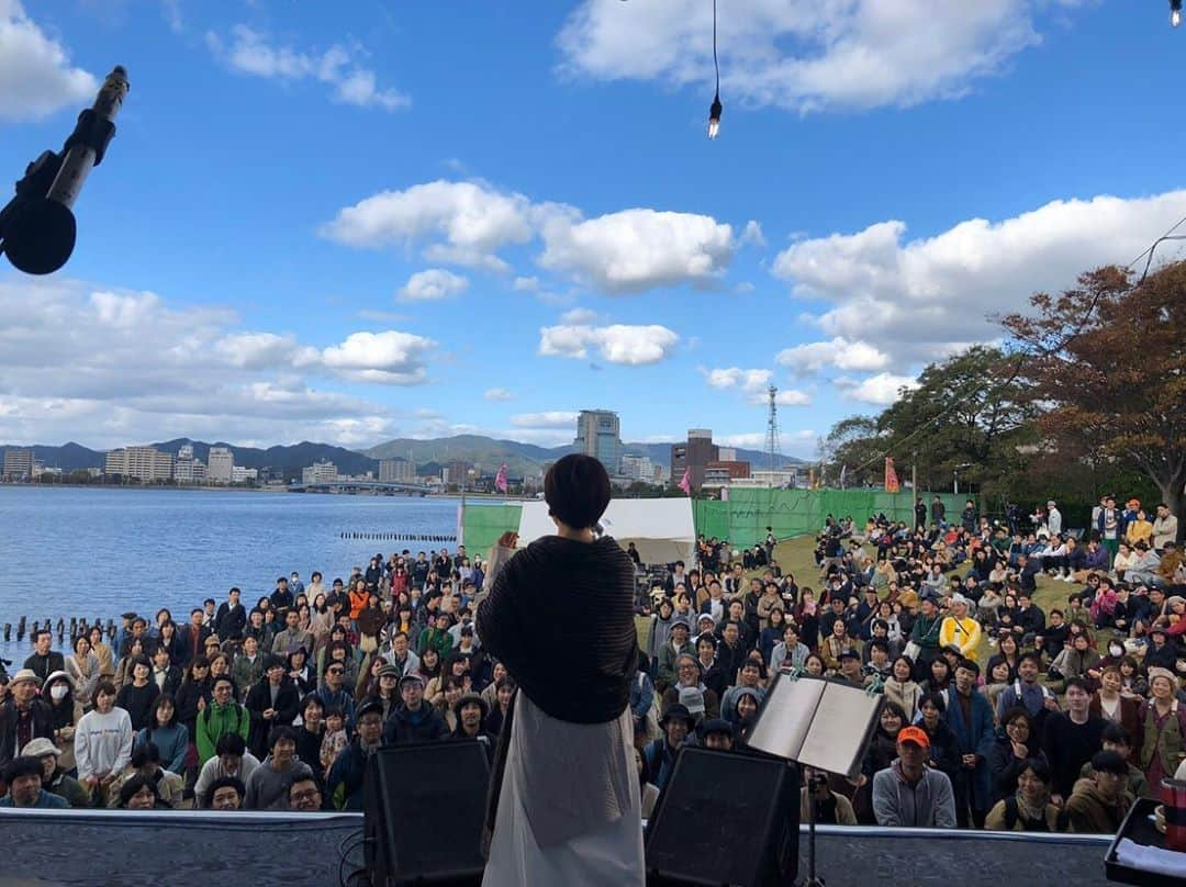 安藤裕子さんのインスタグラム写真 - (安藤裕子Instagram)「#水の都音楽祭 滞在時間は限られたものでしたが、晴れて広がる空も湖も、自分の中の淀みを洗い流してくれるようでした。 スタッフの方のご厚意で飛行機までの時間に出雲大社へ案内してくださいました。 気持ちの良い一日をありがとうございました！  本日のセットリストです  #箱庭 #溢れているよ #曇りの空に君が消えた #ワインレッドの心しゅわしゅわversion #のうぜんかつらリプライズ #１日の終わりに #雪が降る街 #青の額装  #安藤裕子 #あらきゆうこ #salyu ちゃん #トオミヨウ #shigekuni」11月5日 0時38分 - yuko_ando