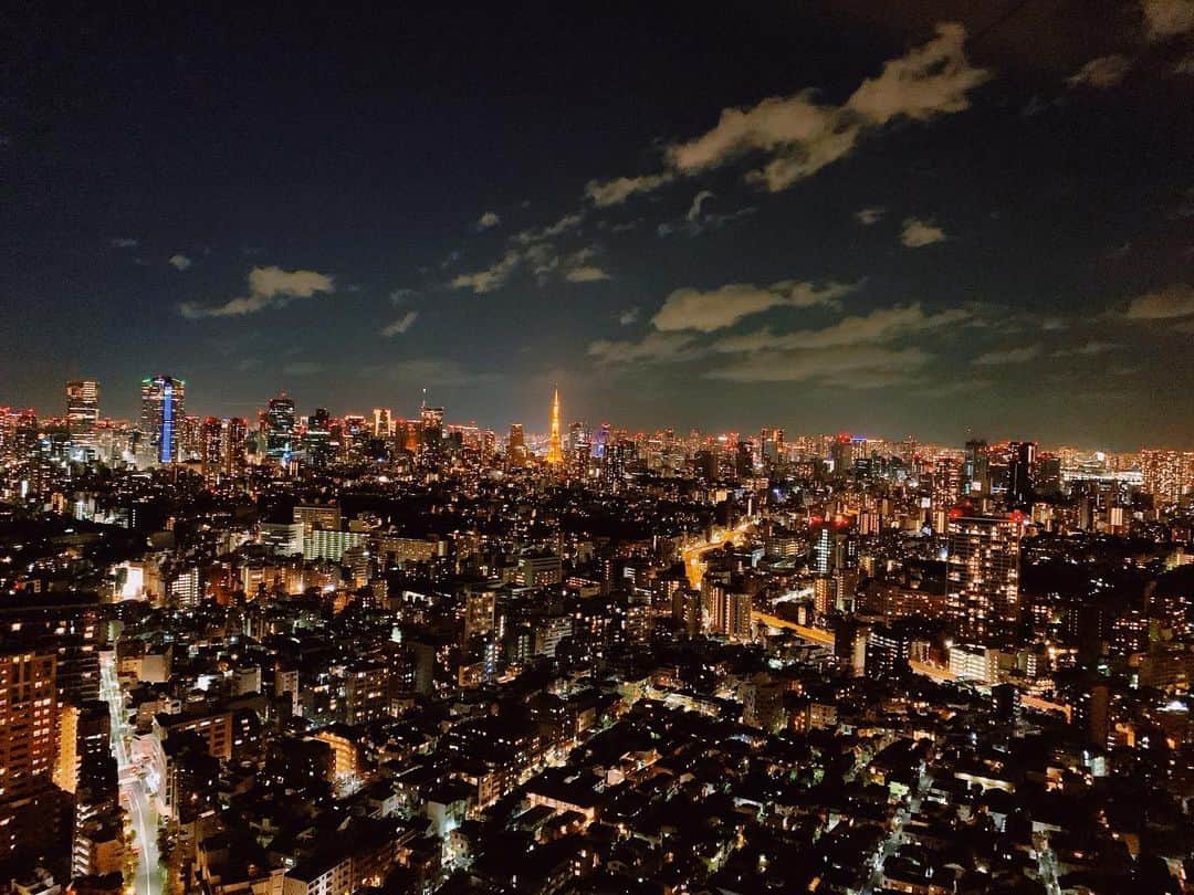 のインスタグラム：「An Autumn Night in Tokyo🍁  秋の空は空気が澄んでるから 夜景が綺麗に見える✨  #autumnnight #autumnintokyo #秋の夜　#秋の夜空　#秋の東京　#秋夜　#tokyo #東京　#japan #日本」