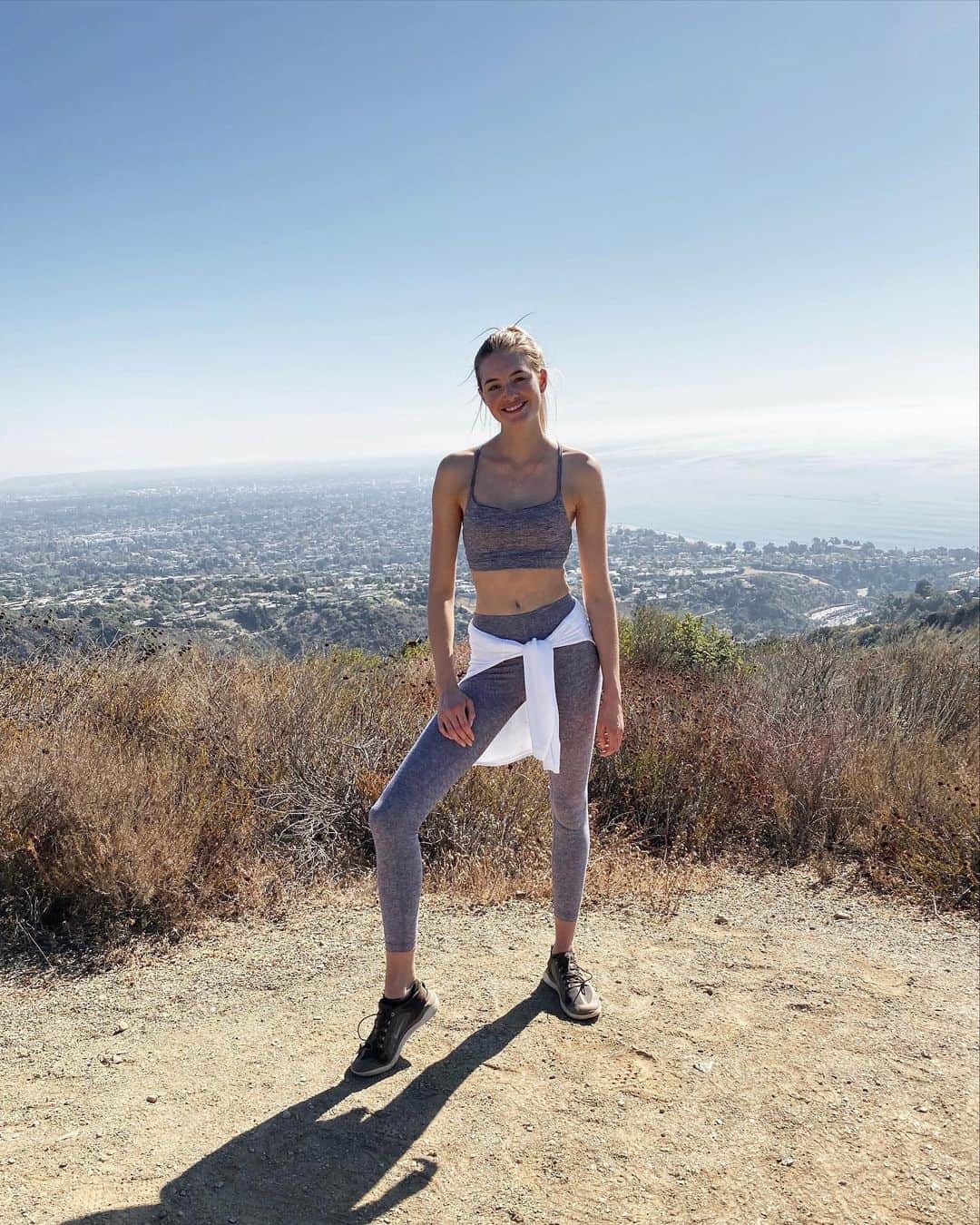 サンヌ・ヴロートさんのインスタグラム写真 - (サンヌ・ヴロートInstagram)「First hike in LA, check! ✔️」11月5日 0時39分 - sannevloet