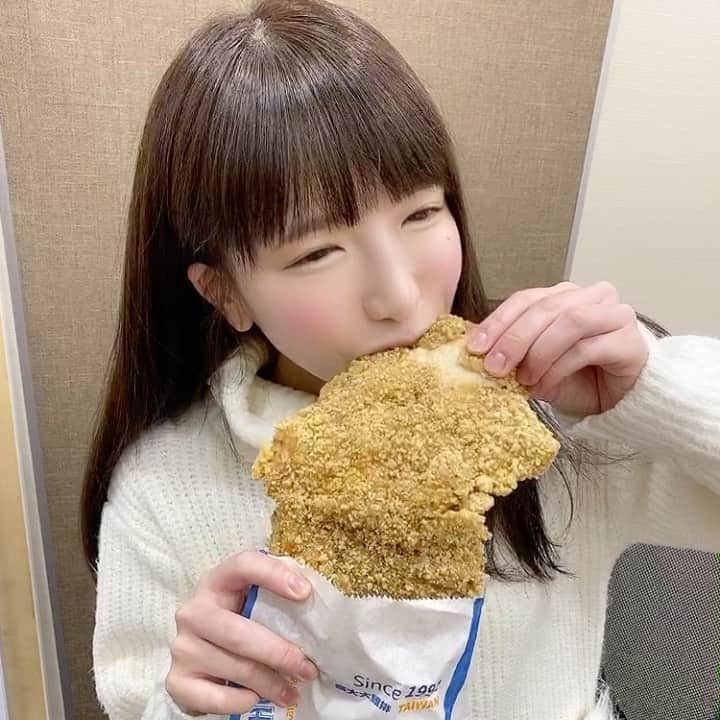 のインスタグラム：「台北グルメ大好き💕 これは雞排という台湾風フライドチキン💓外がクリスピーでおいしいよ🤤 あとタピオカとかいろいろ😋 #雞排#台湾グルメ #台湾フライドチキン #台灣#台灣美食 #大胃女王 #萌梓」