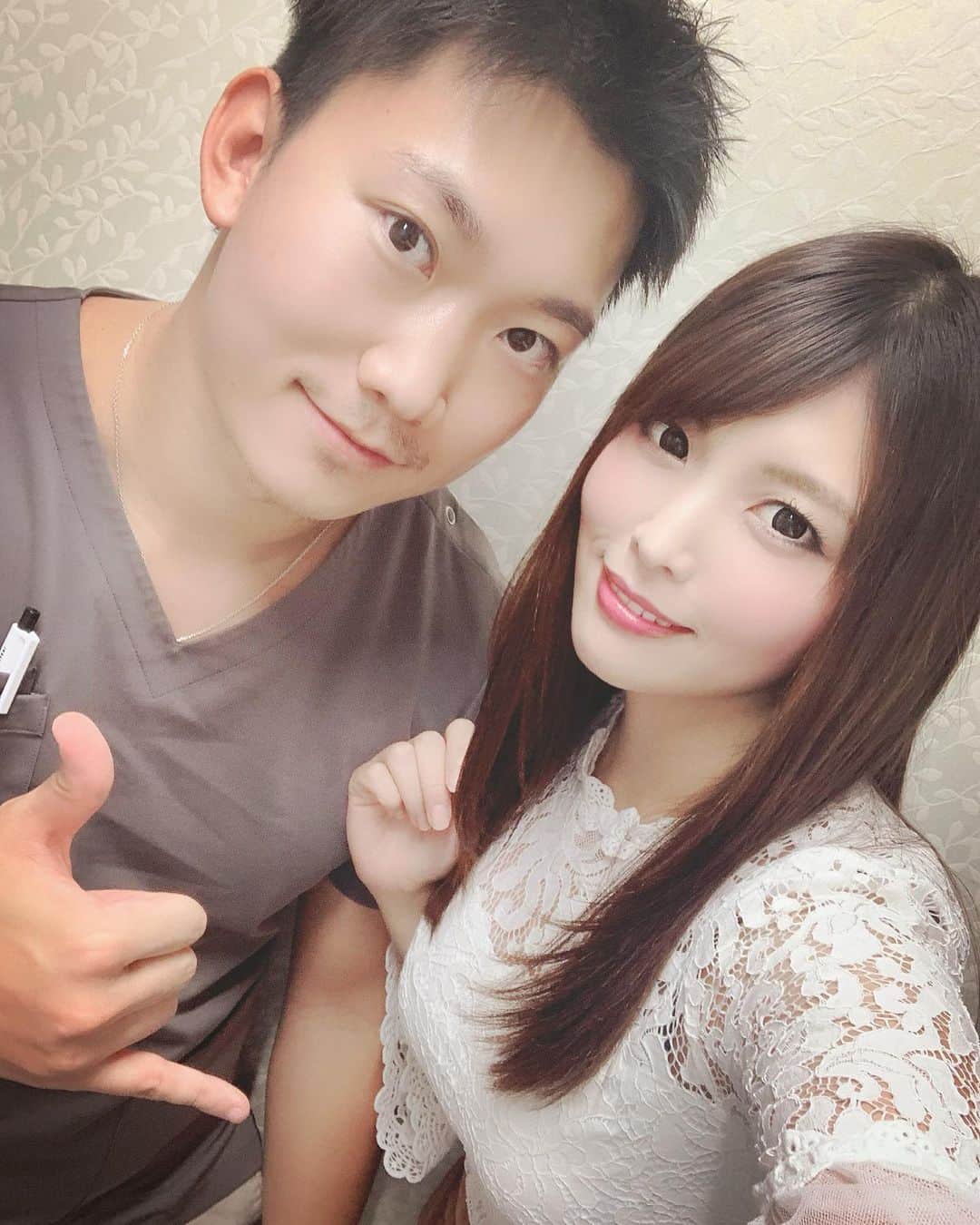 新村あかりのインスタグラム：「今日は湘南美容外科二子玉川院の孫先生（@sbc_the_powerdoctor）にエラボトックスとほうれい線にヒアルロン酸注入をしていただきました！ 孫先生はクマ取り、二重の施術を得意とされてるようです！  私も過去にSBCさんでクマ取り（脂肪注入）したことあるんやけど本当に印象めっちゃ変わるのでオススメ💖 若返るし元気そうに見えるぞぉ！  #湘南美容外科 #二子玉川 #エラボトックス #ヒアルロン酸 #美容」