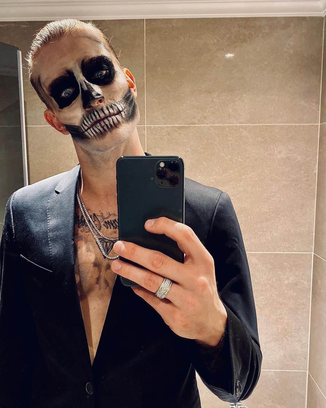 ロリス・カリウスのインスタグラム：「Halloween‘19 was fun👻💀🎃」