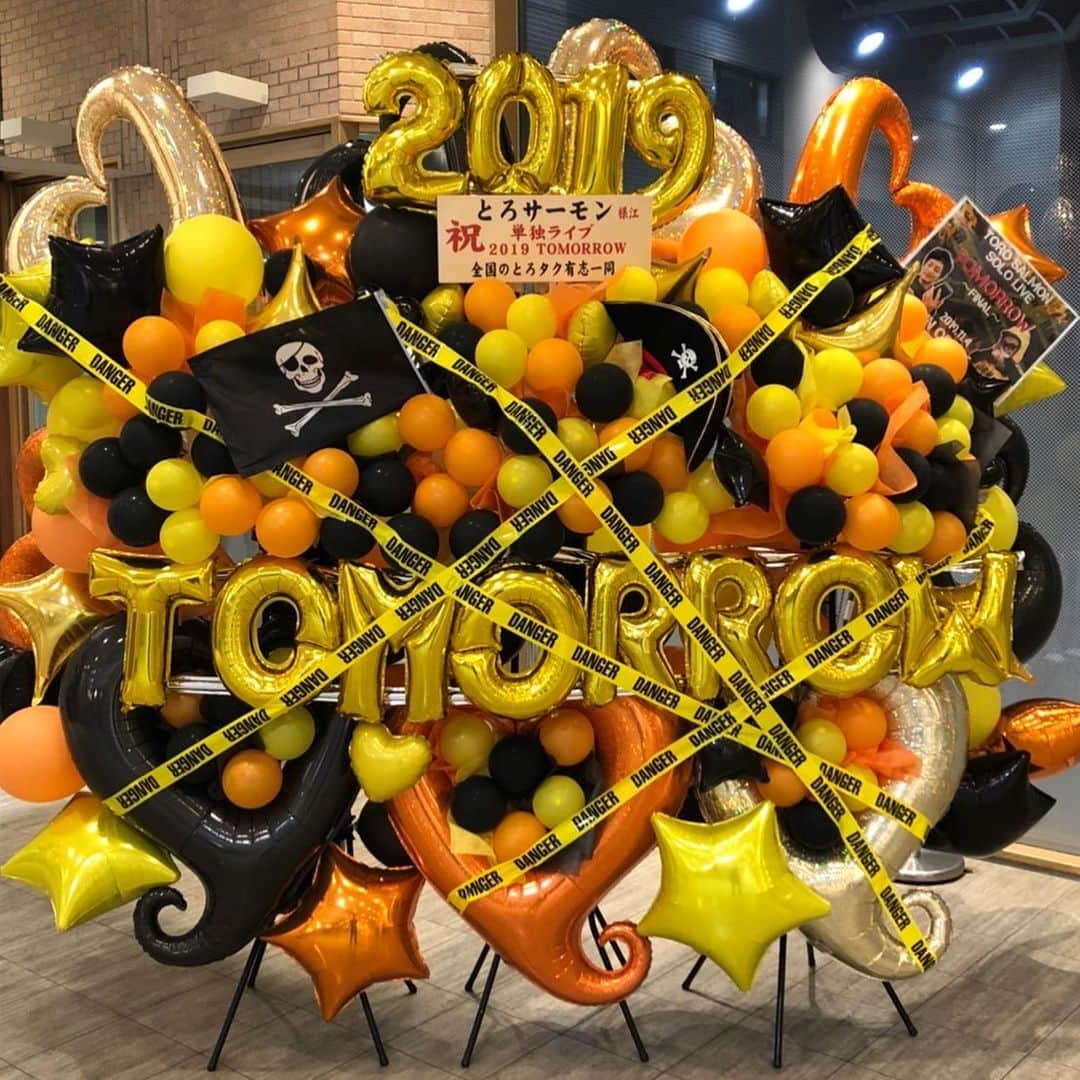のインスタグラム：「NGK単独ライブ千秋楽ありがとうございました！！ 最高にええお客さんの最高にええファイナルになりました！  #えぐいサイズのバルーン #アウトロー感あるバルーン #シンプル海賊の旗 #三色統一 #danger #単独ライブ #とろサーモン」