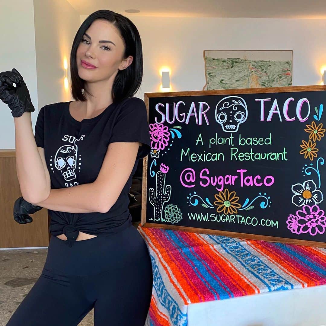 ジェイド・ニコルのインスタグラム：「People are always surprised when they come into @sugartaco and see me there working 🌮. Or when I show up to a catering job and I’m helping serve food 🌯. I never understand that. When you own a business you need to be there, you need to understand your customers, make sure every little thing down to the tiniest of details is being done correctly, when there is a problem you need to address it head on 📈No one is going to do these things for you. With @sugartaco we are trying to do more than have a successful women run company, we are trying to save the world.... 🌎🌱literally. With every meal eaten at Sugar Taco (substituted for a normal American diet of meat, dairy and eggs) you save approximately 366 gallons of water, 10 square feet of forest, 7 pounds of c02 from being released, 14 pounds of grain and of course and most importantly an animals life! #sugartaco #plantbased #veganrestaurant #vegantacos #vegancatering #womensupportingwomen #womeninbusiness #entrepreneurlife」