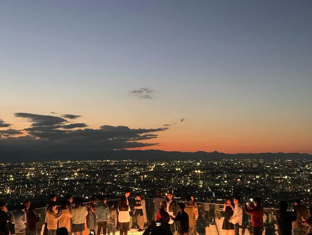 白幡啓さんのインスタグラム写真 - (白幡啓Instagram)「#SHIBUYA SCRAMBLE で　@celvoke.jp のトークショーのあと、 渋谷スカイにいってきました。 秋なのか？冬はまだよね？ の夕日から浅い夜の高い所からの　the東京は。 映画のイントロ風味でした。 一度はみてみてください。  ちなみに 私は　首都高が血管みたいに見えて好きかも。。 本日セルヴォークのトークショーも大人気！！ セルヴォークすご〜い！！ 皆んな仲良しチームで 楽しかった❤️ @celvoke.jp 最強だな。  SHIBUYA SKYのいちばんの 撮影ポイント、屋根無しガラスコーナーね！ は ３０分以上ならんでいたので、あきらめました。  今は予約でチケット購入です。 某有名アトラクション並。  いっけんの価値は超あります。」11月5日 1時22分 - 1030kei