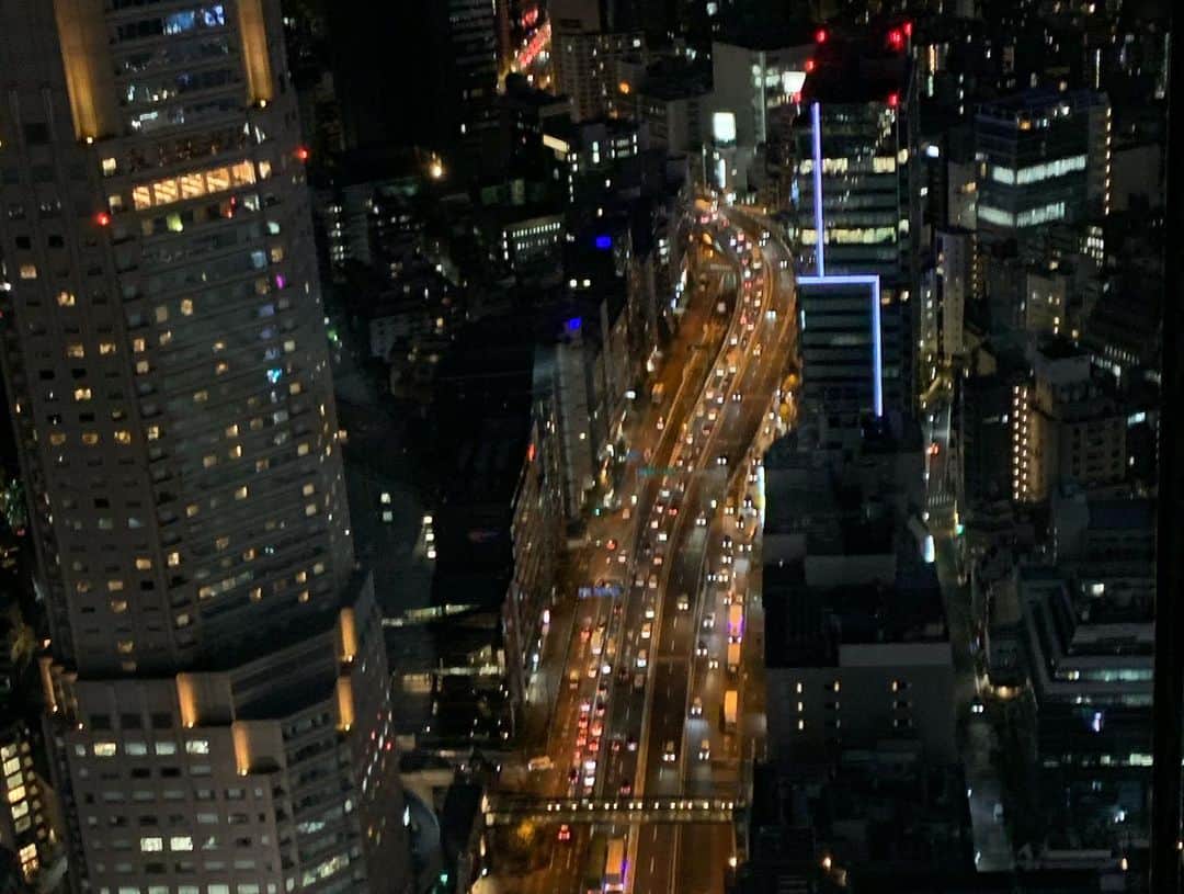 白幡啓さんのインスタグラム写真 - (白幡啓Instagram)「#SHIBUYA SCRAMBLE で　@celvoke.jp のトークショーのあと、 渋谷スカイにいってきました。 秋なのか？冬はまだよね？ の夕日から浅い夜の高い所からの　the東京は。 映画のイントロ風味でした。 一度はみてみてください。  ちなみに 私は　首都高が血管みたいに見えて好きかも。。 本日セルヴォークのトークショーも大人気！！ セルヴォークすご〜い！！ 皆んな仲良しチームで 楽しかった❤️ @celvoke.jp 最強だな。  SHIBUYA SKYのいちばんの 撮影ポイント、屋根無しガラスコーナーね！ は ３０分以上ならんでいたので、あきらめました。  今は予約でチケット購入です。 某有名アトラクション並。  いっけんの価値は超あります。」11月5日 1時22分 - 1030kei
