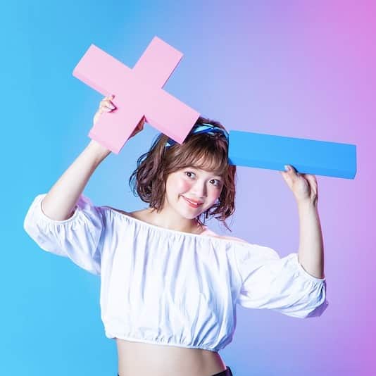 KIREIMOさんのインスタグラム写真 - (KIREIMOInstagram)「. 毎日するシャンプーとトリートメントですが、実は効果的な使い方ができていないかも？ 今一度やり方をおさらいしてみましょう💡  ❶髪と頭皮の汚れをぬるま湯でよく洗い流す ❷シャンプーを両手に取り、しっかり泡立ててから髪や頭皮全体になじませる ❸指の腹を使って、頭皮を優しくマッサージするように洗う ❹毛の流れに逆らうようにすすぎ、襟足や後頭部も忘れずに洗い流す ❺シャンプー後、トリートメントを適量手に取って髪全体に マッサージしながらなじませて3分ほど置き、十分に洗い流す  キレイモでは会員のみなさまに、きれいの秘訣がたくさん詰まった会報誌 "KIREIMO+MAGAZINE"をお配りしています😌 表紙は田久保夏鈴さん(@kar_insta_gram)が担当💓 ぜひ読んでみてね！  #KIREIMO #キレイモ #脱毛 #全身脱毛 #脱毛サロン #kiremaga #美容 #美容情報 #美容部  #ボディケア #美容ケア #お家ケア #スキンケア #スキンケアマニア #美容オタク #肌ケア #肌質改善 #乾燥対策 #乾燥ケア #スキンケア方法 #おうちエステ #自宅ケア #女子力 #女子力向上委員会 #美肌ケア #ヘアケア #ケア」11月5日 12時21分 - kireimo_official