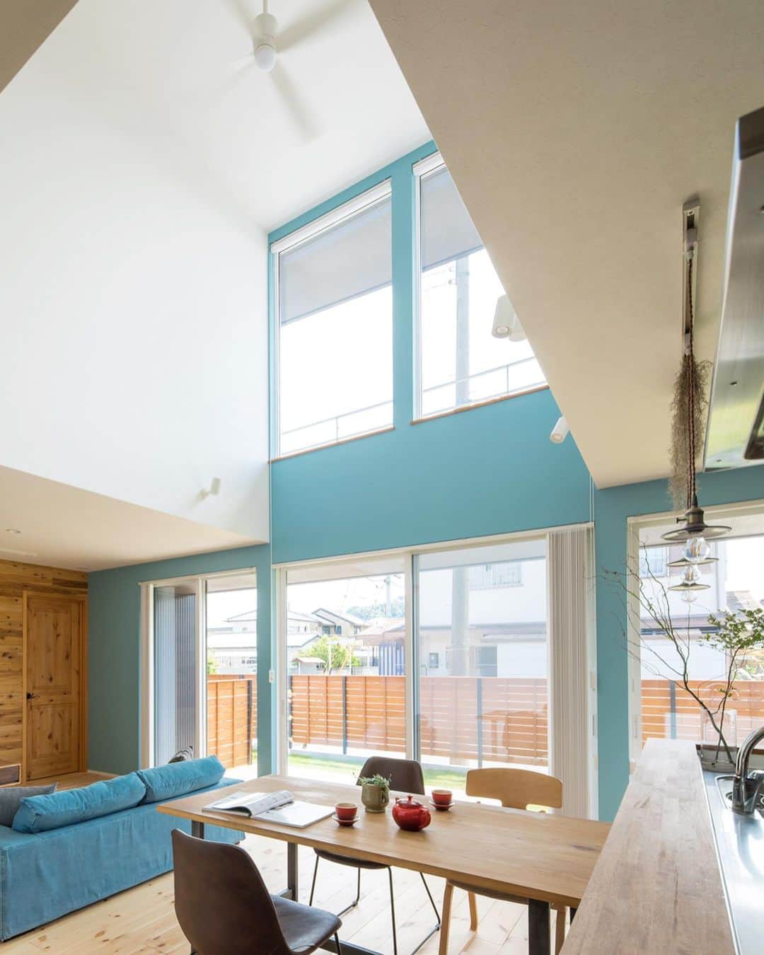 ルポハウス一級建築士事務所さんのインスタグラム写真 - (ルポハウス一級建築士事務所Instagram)「・ ・ ・ 海辺をイメージさせるブルーの壁、パイン材をの床。 ・ 白を基調としたデザインで、アメリカ西海岸を感じる空間に。 ・ ・ ・ 𓐌𓐌𓐌𓐌𓐌𓐌𓐌𓐌𓐌𓐌𓐌𓐌𓐌𓐌𓐌𓐌𓐌𓐌  ルポハウスの施工事例はこちらまで☞ @reposhouse  𓐌𓐌𓐌𓐌𓐌𓐌𓐌𓐌𓐌𓐌𓐌𓐌𓐌𓐌𓐌𓐌𓐌𓐌 #ルポハウス は#ちょっとかっこいい家 を"友人のために" という思いでつくっています。 一生に一度の#マイホーム。 「あなたにしかできない」×「ルポハウスだからできる」で、 私たちだけの#家づくり を思いっきり楽しんでみませんか？！ ・ ・ ・ #住宅 #注文住宅 #新築一戸建て #シンプルな暮らし #デザイナーズ住宅  #一級建築士事務所 #設計事務所 #design #simple #滋賀県大津市 #滋賀県草津市 #滋賀県栗東市 #キッチンインテリア #ダイニングインテリア #パイン材 #アメリカ西海岸スタイル #ルノンクロス #rh9722 #名古屋モザイクタイル」11月5日 12時17分 - reposhouse