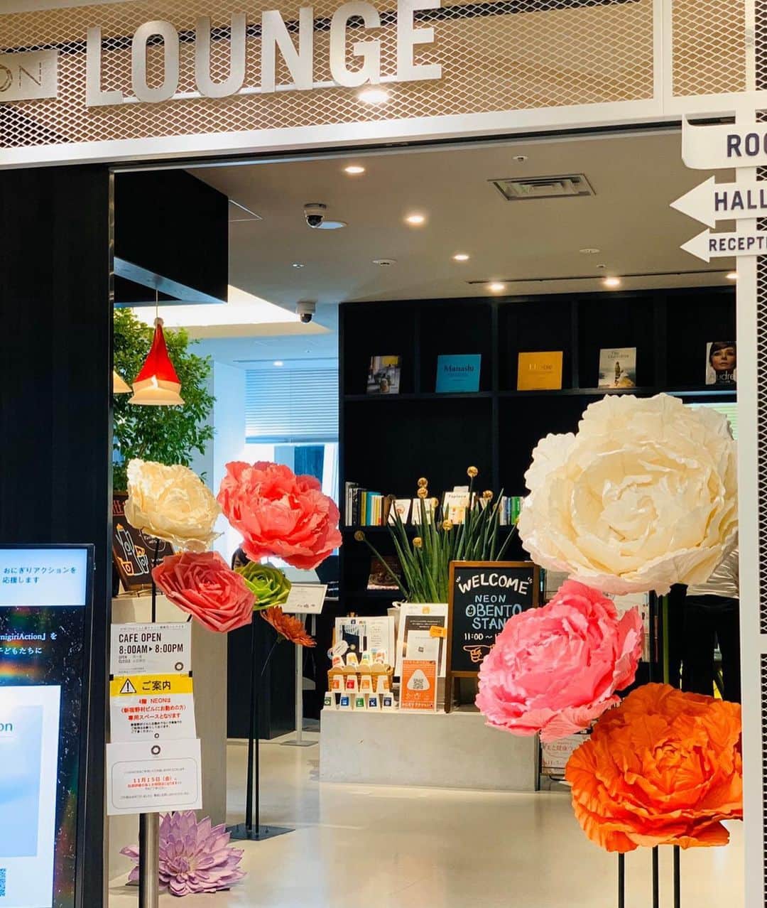 Gフラワー ジャイアントフラワー専門店のインスタグラム：「#新宿野村ビル にて　#美と健康ウィーク ♥️ 会場を華やかに彩る #ジャイアントフラワー で装飾☺️❗️ お花が入ると華やかな雰囲気になりますねぇ♡  新宿野村ビル勤務の方限定になりますが、お近くお立ち寄りの方は、是非イベント会場に♫  #会場装飾 #結婚式準備 #ジャイアントペーパーフラワー #2019冬婚 #日本中のプレ花嫁さんとつながりたい#ゼクシィ#日本中の花嫁さんとつながりたい#diyウェディング #関西プレ花嫁#2020春婚 #プロポーズ#前撮り #後撮り #backdrop #flowerart #departmentstore #ディスプレイ #フラワーウォール #フォトブース #ウォールデコ #ウォールデコレーション #空間装飾 #ハナコレストーリー#ジャイアントフラワー」
