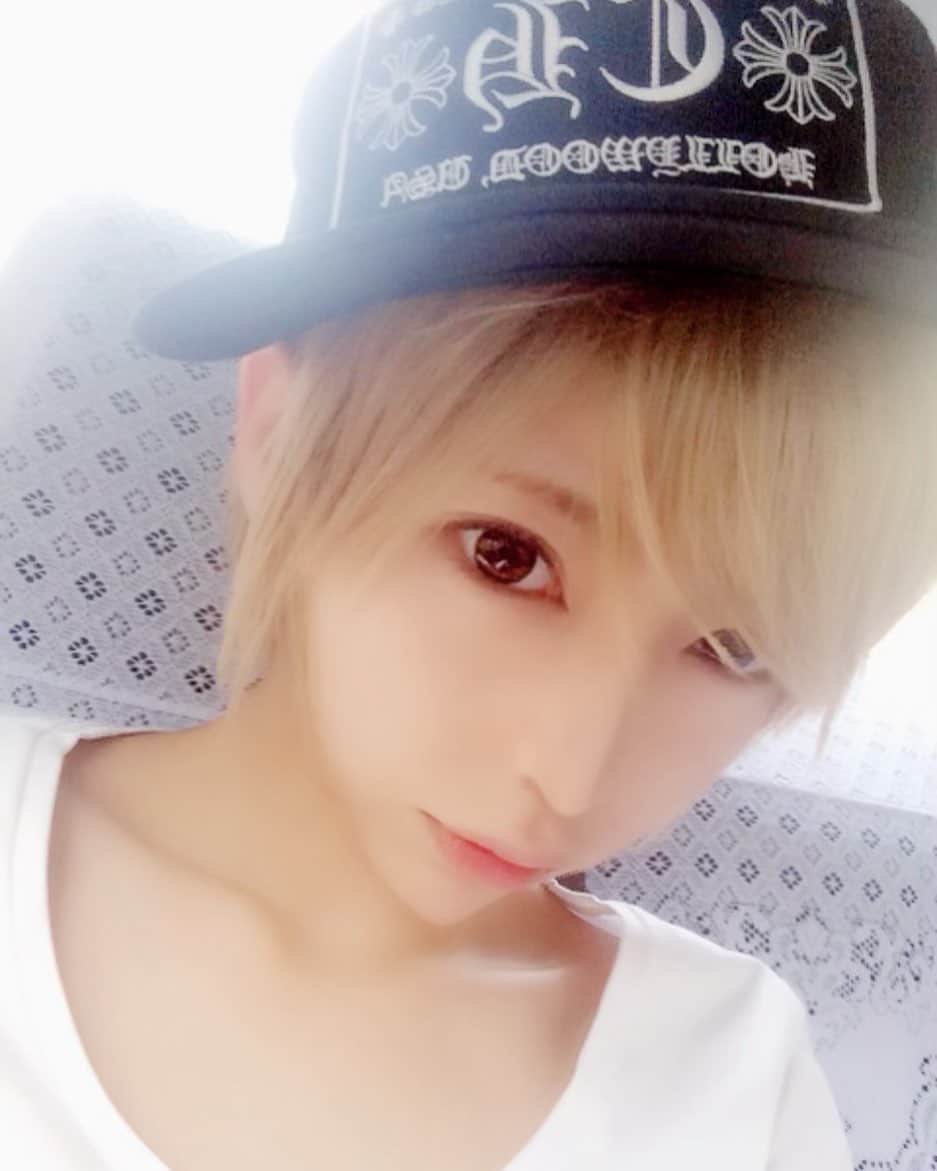 葉月七瀬のインスタグラム：「4年前の男装時代👦🏼🌟 男装グループのイベントにタクシー通勤～ また男装したいよん🥺💕💕 ノリでやった二重全切開前の貴重な写真ww #男装 #過去pic」