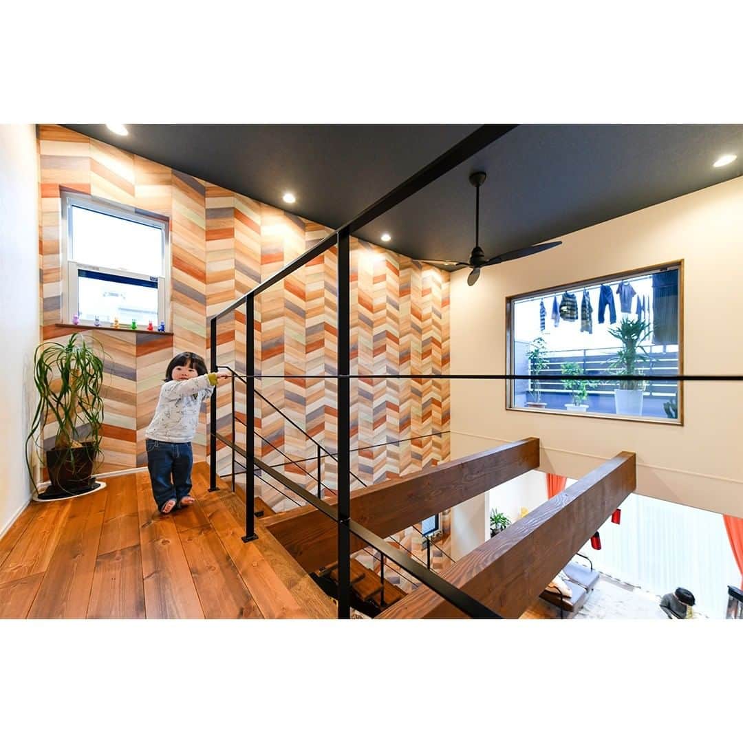 homelife 夢を叶える暮らし方のインスタグラム：「【大空間の吹き抜け】 . .アイアン手すりと大きな吹き抜けが大空間を演出！ アクセントクロスもインパクトがあります . . こちらのお家はアーキホームライフのお施主様邸の施工写真です。 その他の施工写真は、 @homelife_gallery のURLからご覧いただけます。 . 家づくりの資料請求はコチラから @homelife_shiryou . . #吹き抜けのあるお家 #吹き抜け #鉄骨階段 #アイアン手すり #子育て #こだわり #京都で家を建てる #大阪で家を建てる #兵庫で家を建てる #マイホーム計画 #ローコスト住宅 #マイホーム #夢のマイホーム #間取り #シンプルな暮らし #暮らしを楽しむ #注文住宅 #自由設計 #デザイン住宅 #myhome #family #house #home #homelife_京都 #homelife_大阪 #homelife_兵庫 #ホームライフ #ホームライフ100 #アーキホームライフ」