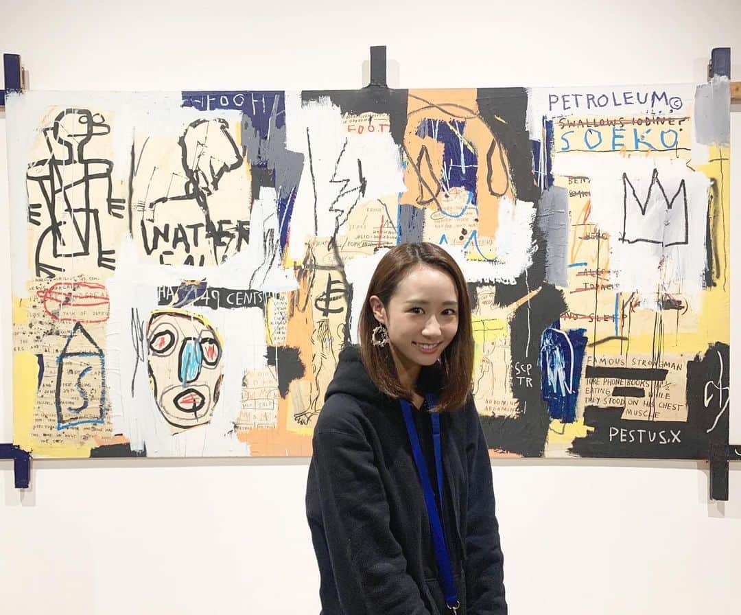筒井萌子のインスタグラム：「* 先日、家族で　#バスキア展 に行きました𖤐˒˒ 今の私と同じ年齢で亡くなられたバスキアの作品。 どれも面白くて吸い込まれるように見入ってた！ #バスキア展　#六本木　#筒井萌子 #女優 #actress #モデル #model #岡山  #shooting #instagood #instalike #converse #撮影 #followme #instalike #ゴルフ #ゴルフ女子 #ゴルフコーデ #골프 #좋아요반사 #좋아요그램 #좋아요환영 #데일리그램 #패션 #오오티디 #카페 #THREE #three #クリスマスコフレ　#threeクリスマスコフレ」