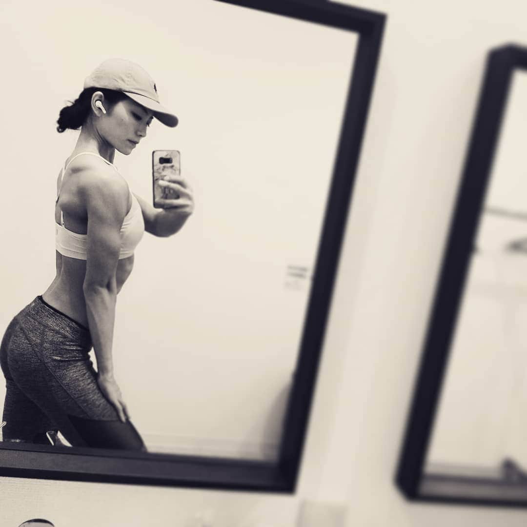 永吉令奈のインスタグラム：「前回の減量で初めて見た肩のストリエーション、 水抜いてない状態でのお腹の血管✨  たくましくも絞れにくい脚を 変えるのが課題🤔  厳しい戦いになりそう😐  #ﬁtnesslife」