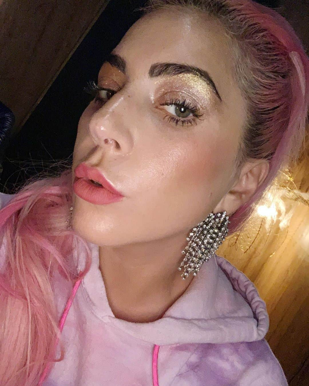 レディー・ガガさんのインスタグラム写真 - (レディー・ガガInstagram)「Makeup by me!!! 💕🧚‍♀️ Glam Attack All Over Color Liquid Shimmer Powder in Shades “Aphrodite” on my eye lid and “Legend” as a brow highlighter!!💕also used both for cheek bone highlight. Took less than 5 it’s so easy. Products by HAUS LABORATORIES @hauslabs @amazon or www.hauslabs.com」11月5日 11時37分 - ladygaga