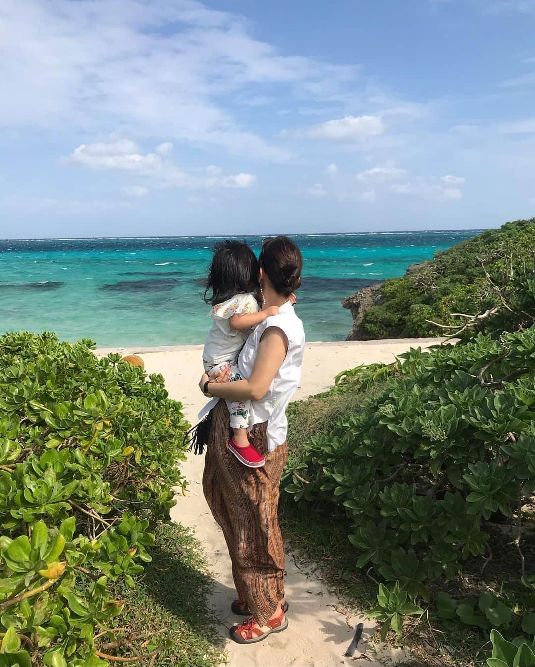 戸部洋子のインスタグラム：「宮古島に来ました🌺 船の中からお魚🐠を見たり、 ハート岩のところで砂山を作ったり🏝#宮古島」