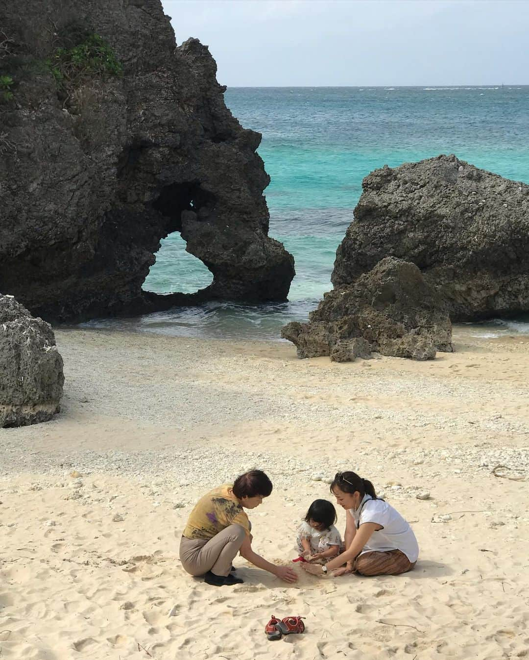 戸部洋子さんのインスタグラム写真 - (戸部洋子Instagram)「宮古島に来ました🌺 船の中からお魚🐠を見たり、 ハート岩のところで砂山を作ったり🏝#宮古島」11月5日 11時41分 - tobe.yoko