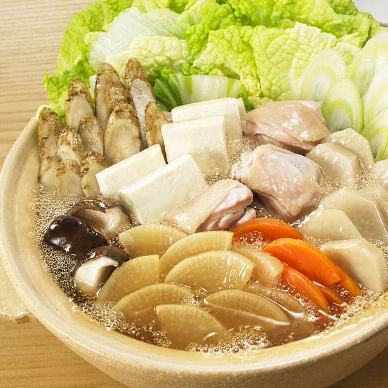 おいしい鍋のインスタグラム：「. ＼ほくほくおいしい根菜をお鍋で♪／ 寒い時期には大根やごぼうなどの根菜類がおいしい！ 地鶏・焼きあご・昆布・野菜だしを贅沢に重ねたスープが根菜を包み込んで、ホッとおいしい時間をお楽しみいただけます。 . ●レシピはこちら http://nabe.moranbong.co.jp/recipe/detail/id=3354 . #おいしい鍋 #モランボン#菜の匠根菜けんちん鍋用スープ #けんちん鍋 #根菜鍋 #根菜 #大根 #ごぼう #菜の匠  #鍋 #鍋つゆ #instanabe」
