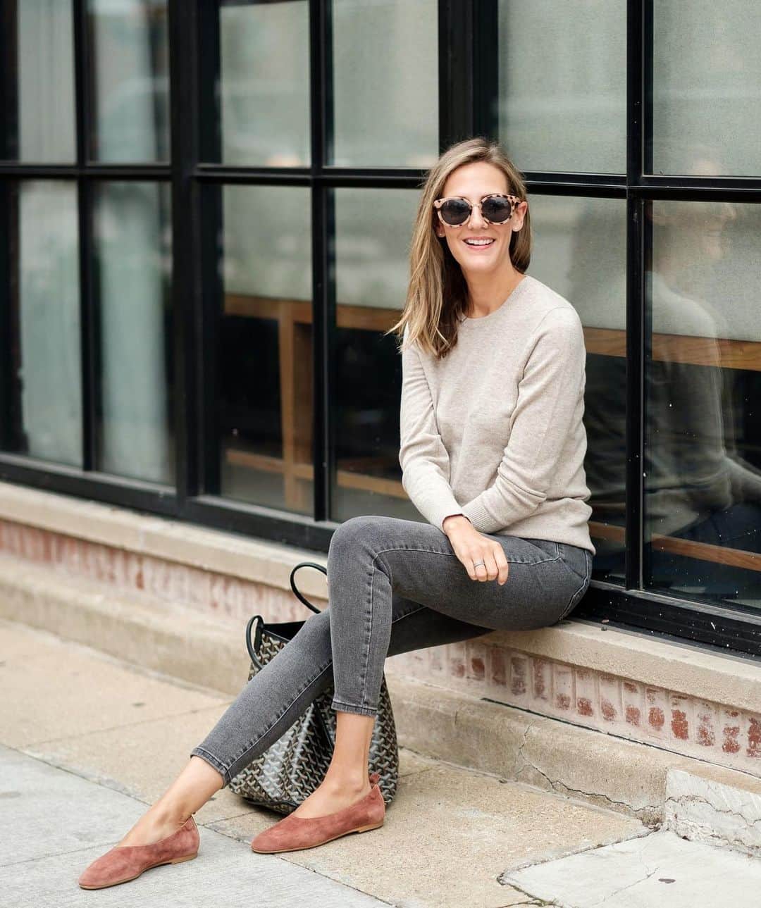 Anna Jane Wisniewskiのインスタグラム：「Select @everlane cashmere is $100 until tomorrow afternoon! It’s really great—I’m always reaching for an Everlane cashmere piece. It holds up well with minimal pilling. I take pretty good care of my sweaters (hand wash cold with @thelaundress cashmere shampoo and hang dry with an occasional dry clean) and they’ve done well by me. ⁣ ⁣ Also, look closely at this picture. I’m trying to do a “casual sitting photo” and that ledge is so teeny so I’m basically doing a wall sit. #legday⁣  http://liketk.it/2GxsS #liketkit @liketoknow.it #everlane #cashmere 📸 @ironandhoney」