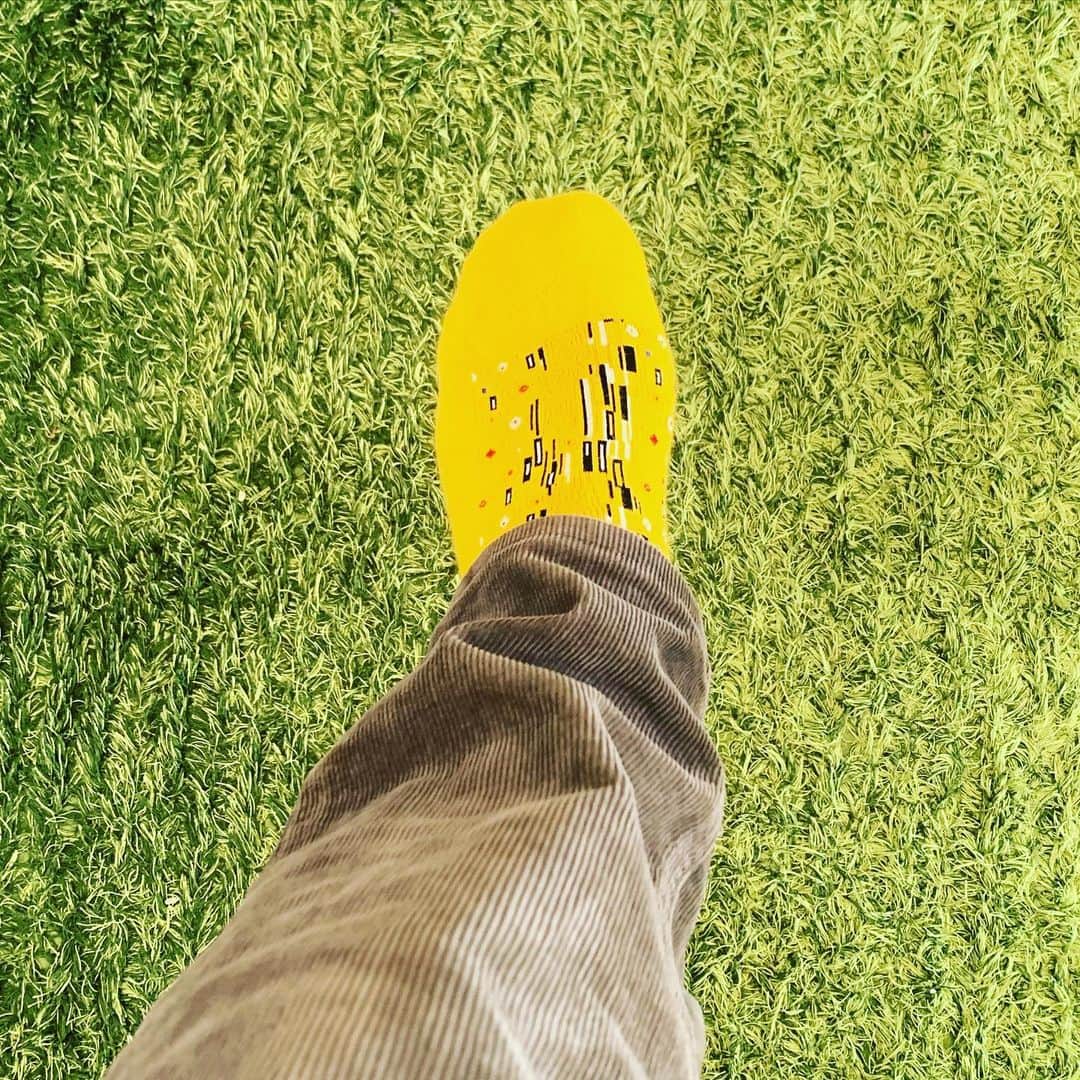 のインスタグラム：「In the yellow corner ♬ #socks #yellow #music #soul #rb #singer #lovelife #instafashion #VOXers #ゴスペラーズ」