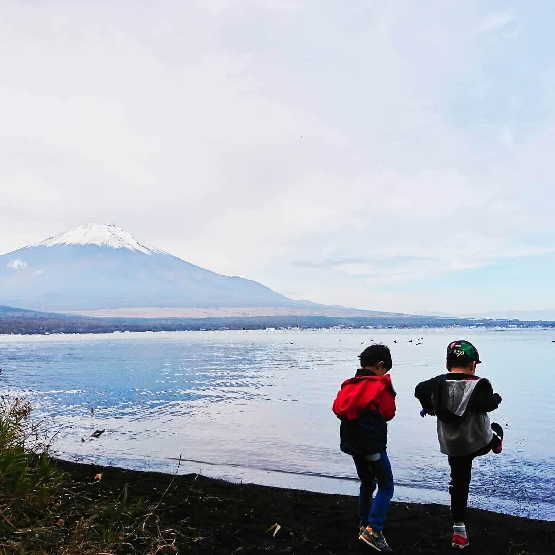 堀内敬子さんのインスタグラム写真 - (堀内敬子Instagram)「連休が終わりました。  お友達家族と、山中湖へキャンプへ。  初心者ファミリーキャンプ。 達人になっていきたいです。 道は遠いですが。 少しずつ⛺  温泉に入ったり、遊んだり。 大満足でした！  #キャンプ」11月5日 12時02分 - horiuchi_keiko