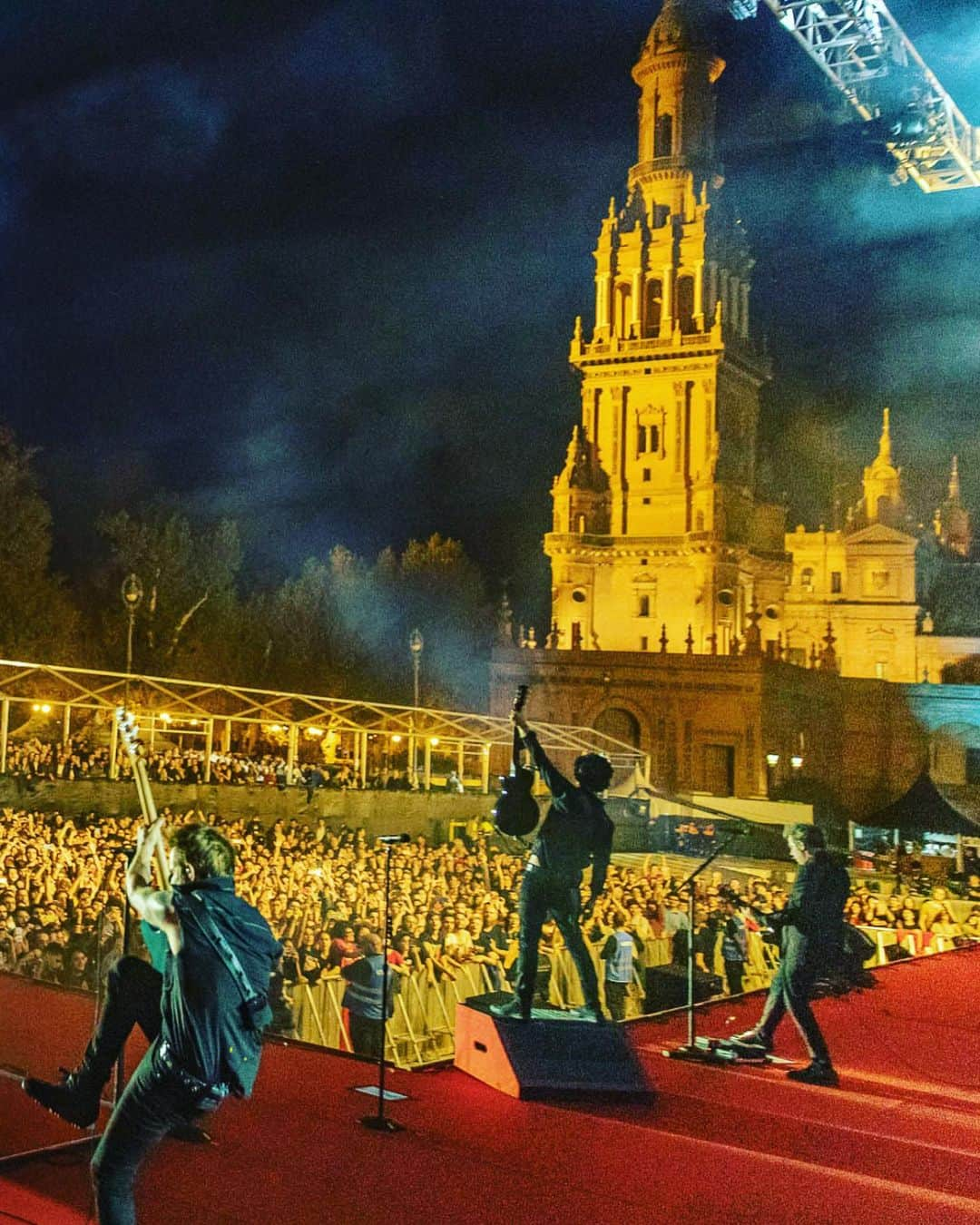 マイク・ダーントさんのインスタグラム写真 - (マイク・ダーントInstagram)「Some pics of our weekend! @greenday 🇪🇸 + 🍷 +🎶🤘🏽🔥= 🤯🦄😎」11月5日 12時02分 - mikedirnt