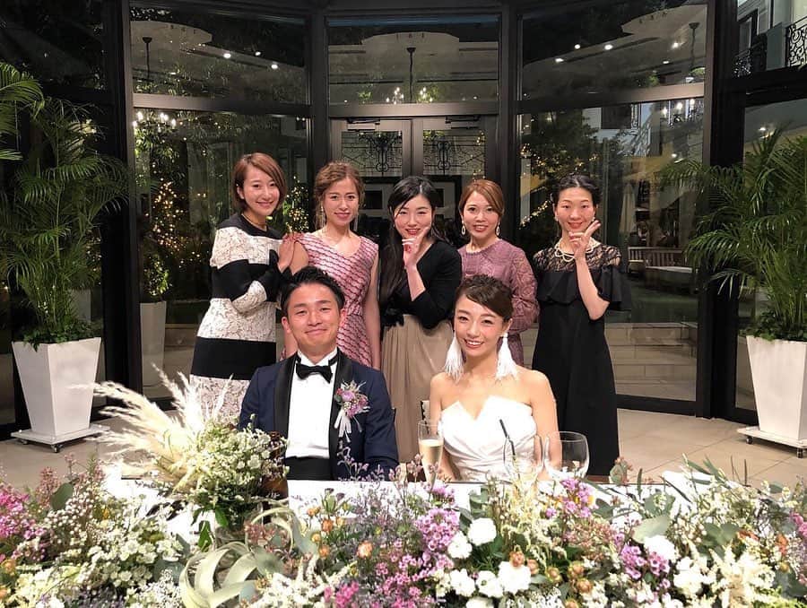 花井瑠美のインスタグラム：「happy wedding kayako💞 出会って20年。 20年ってビックリする月日だけど、中学1年から変わらずアイドル♡ 12年間の片想いって流石アイドル💕 旦那さんの愛をいっぱい感じる幸せな結婚式でした♡ 最近立て続けに長い付き合いの大好きな友達の結婚式💒 今まで結婚式に出席する事は何度もあったし素晴らしい式では勿論あったけど。  今まであまり願望がなかった私だけど、、笑 ここ最近のカップルは、こんな縁って本当にあるんだ🤭って映画みたいなストーリーで、しかもどちらも昔から言ってた通りの出会いや旦那さんで、なんだか不思議と結婚の意識が変わってきた気がしてる最近です😂w  本当に心からの幸せが全力で伝わってきたからだろうな💞  久々に会ってもみんな大人になってるはずなのに変わらない空間に戻る。 最高な友達に出会えて幸せだな✨  #happywedding#weddingring#propose#love#結婚おめでとう #同級生#20年#永遠のアイドル#幸せバトン#来るかな」