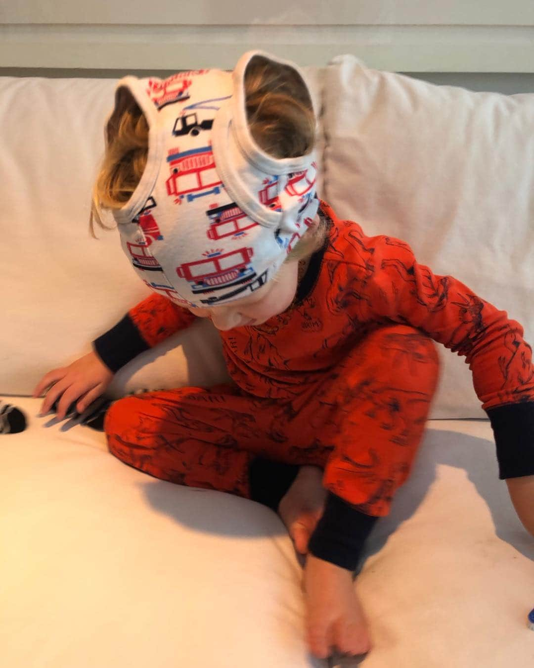 キャット・ディーリーさんのインスタグラム写真 - (キャット・ディーリーInstagram)「Some Monday’s are pants ! Let’s wear them on our heads and turn it around ! #mondaymotivation #mondaymorning #pants #yougotthis 👍👍👍👍👍」11月5日 3時21分 - catdeeley