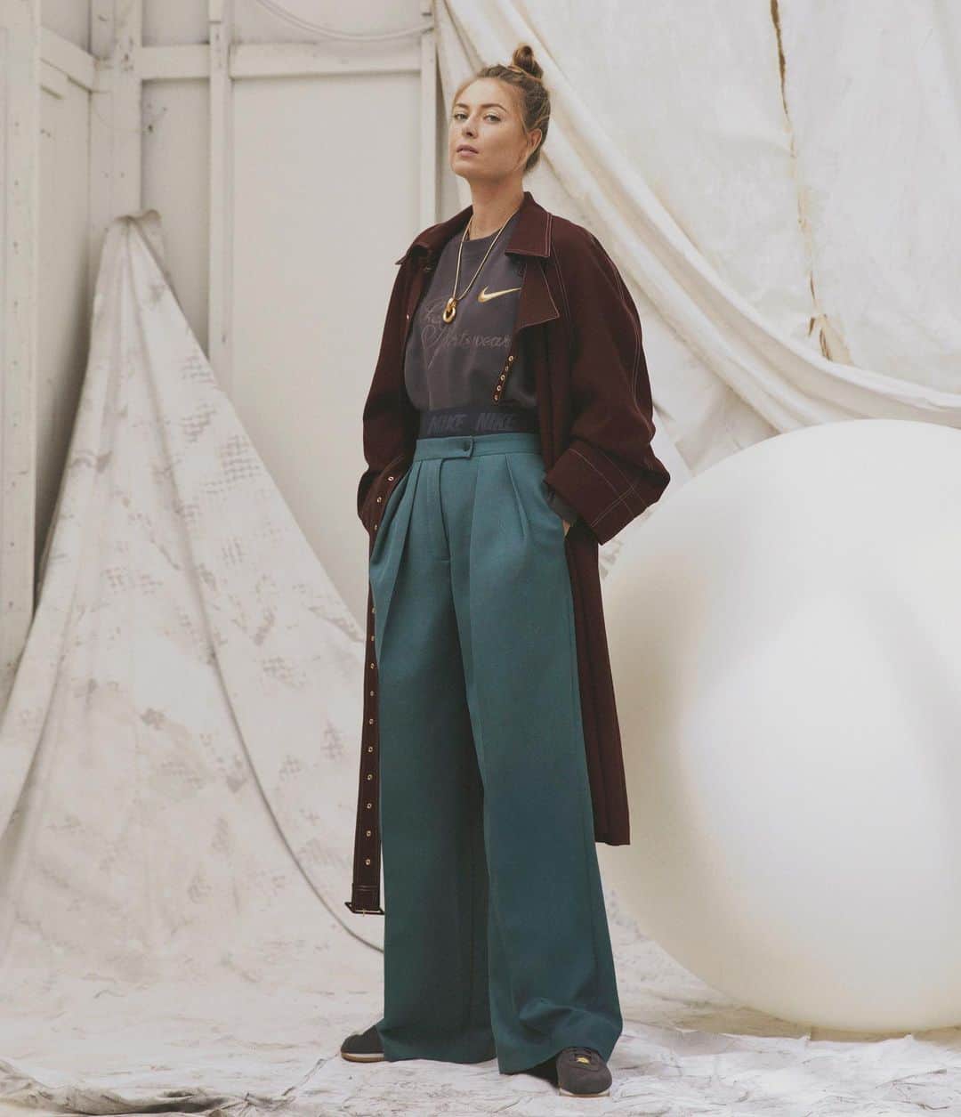 マリア・シャラポワのインスタグラム：「Let’s talk about fall wardrobe. The extra layering ( my fave!!). The perfect sweater. 👍🏻The high waisted tights under wide leg trousers 🙌🏻 the light over coat 🧥 in a size larger than it should be ( I always go a size up 🤷🏼‍♀️, it’s a bad habit ughhh). Another 📸 from my @nike LA Cortez campaign.」