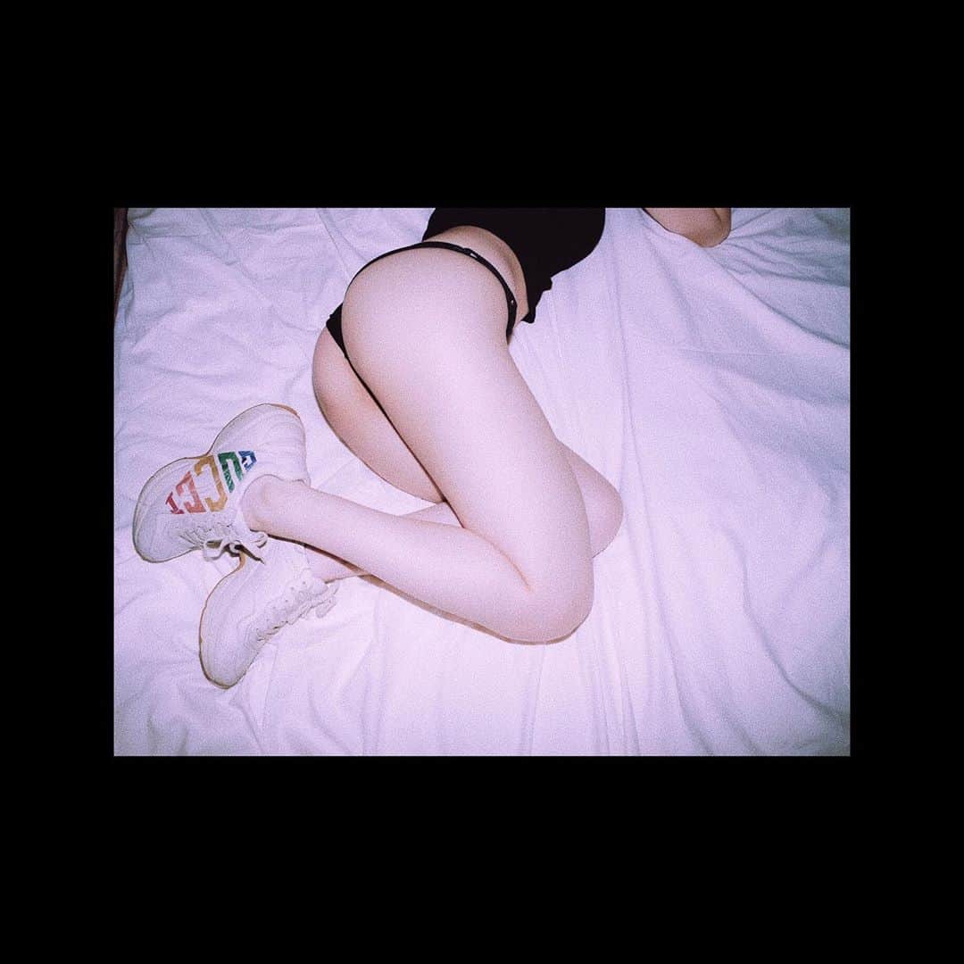 のインスタグラム：「🍑 . . . . . #いいお尻の日 #乗り遅れた #🍑 #sneakers #street #ストリートグラビア」