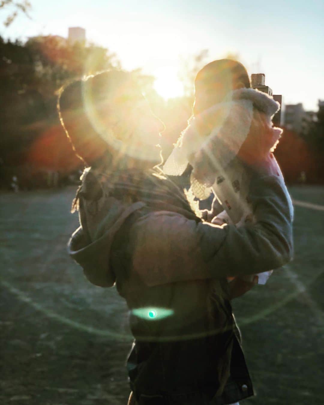 涼紫央さんのインスタグラム写真 - (涼紫央Instagram)「夕陽と共に 写真撮りあいっこ♡ #生後110日 #生後3ヶ月 はじめての冬が近づいてきたね〜♡」11月5日 3時53分 - toitoitoi