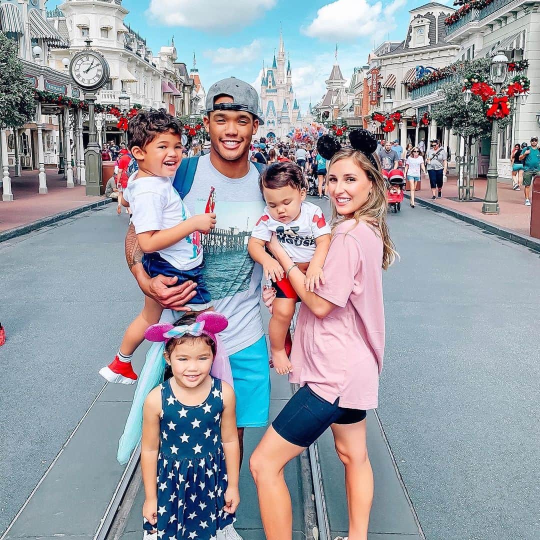 アディソン・ラッセルのインスタグラム：「Best day ever with my family! We will just do it Monday! #enjoylife  #monkergang #mickeymouse #grateful」