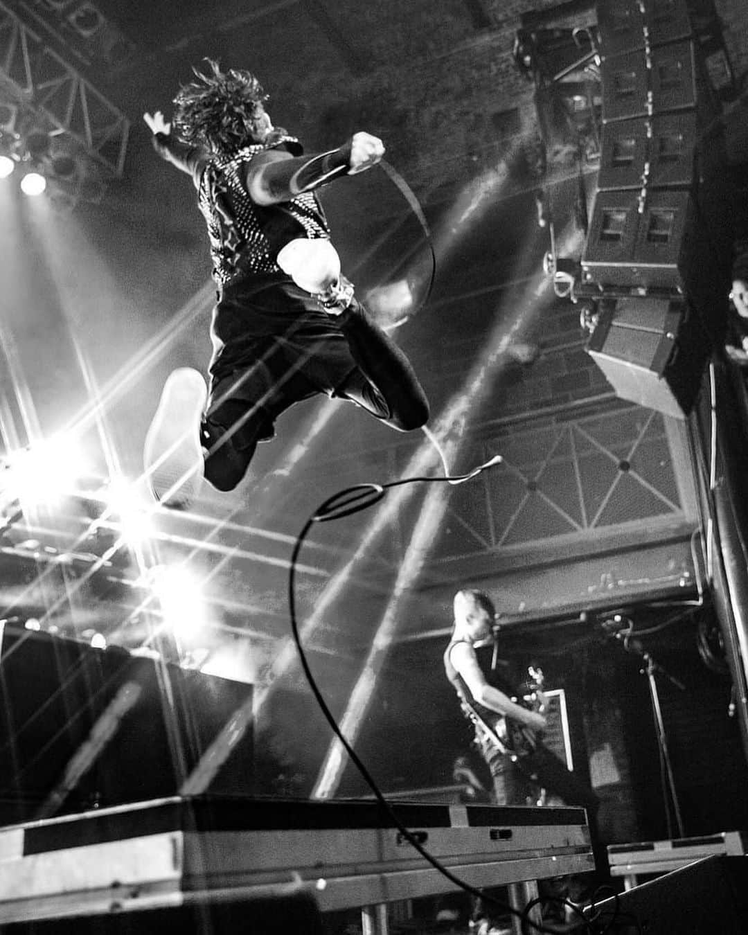 のインスタグラム：「Starting the week with a regularly scheduled levitation session. 📷: @melissadawnphoto」