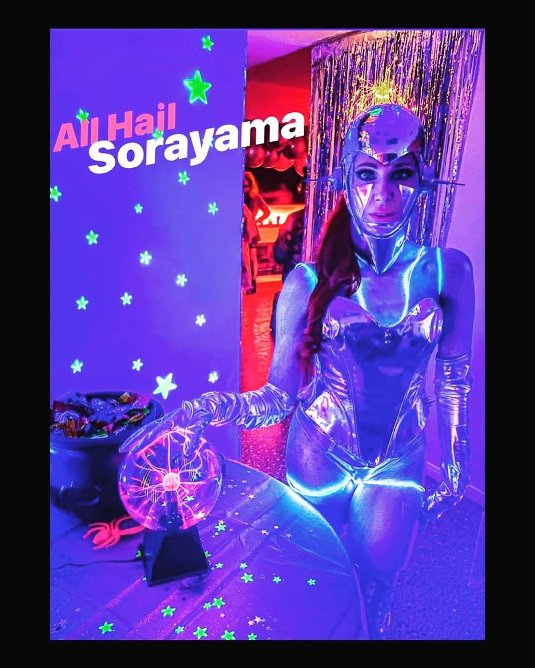 ボニー・マッキーさんのインスタグラム写真 - (ボニー・マッキーInstagram)「It was a challenge, but I had so much fun making my @hajimesorayamaofficial robot costume this year for #Halloween! I’ve been saving his illustrations and sculptures on my mood boards for years, so I figured why not bring his iconic creations to life?! It involved ungodly amounts of duct tape, a few strategically placed battery packs, and a LOT of silver body paint, but I think I pulled It off! Thx to @instaboozer for putting together some last minute backgrounds, @erinschickner for taking late night photos, & @fun_mag @countmichael for documenting my #SciFi party! #halloweencostume #DIY #delorean #Robot #sorayama #hajimesorayama」11月5日 4時23分 - bonniemckee