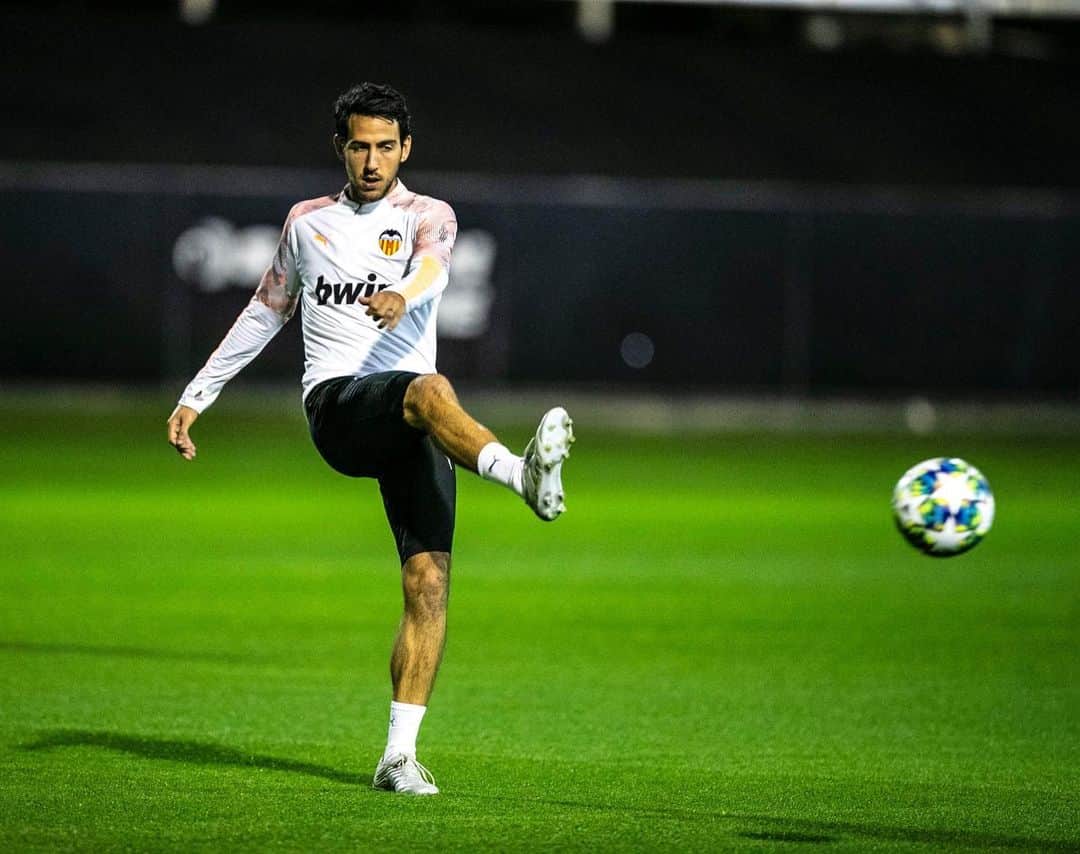 ダニエル・パレホのインスタグラム：「Partido grande en el mejor escenario posible. Que no falte nadie!!! #amuntsempre #championsleague」