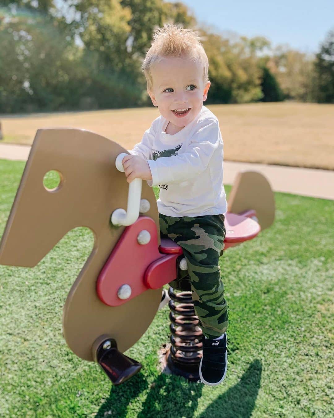 のインスタグラム：「Taking advantage of a beautiful day and two kids that are feeling much better❤️」