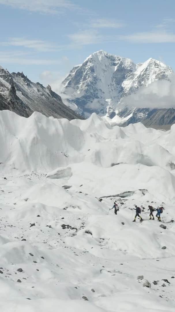 のインスタグラム：「We all accept some level of risk when we go to the mountains, especially the big mountains, and sometimes we become aware of a significant hazard before it unleashes its fury. If we’re lucky, we get the chance to make a rational decision before disaster strikes. Our climbing team was lucky.  More at mountainhardwear.com/mount-everest-expedition」