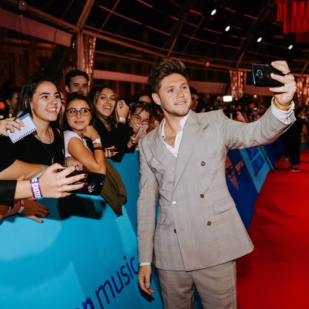 ナイル・ホーランさんのインスタグラム写真 - (ナイル・ホーランInstagram)「Won’t forget this night too fast! Thank you @mtvema and Sevilla for having me 📸@christiantierney」11月5日 5時01分 - niallhoran